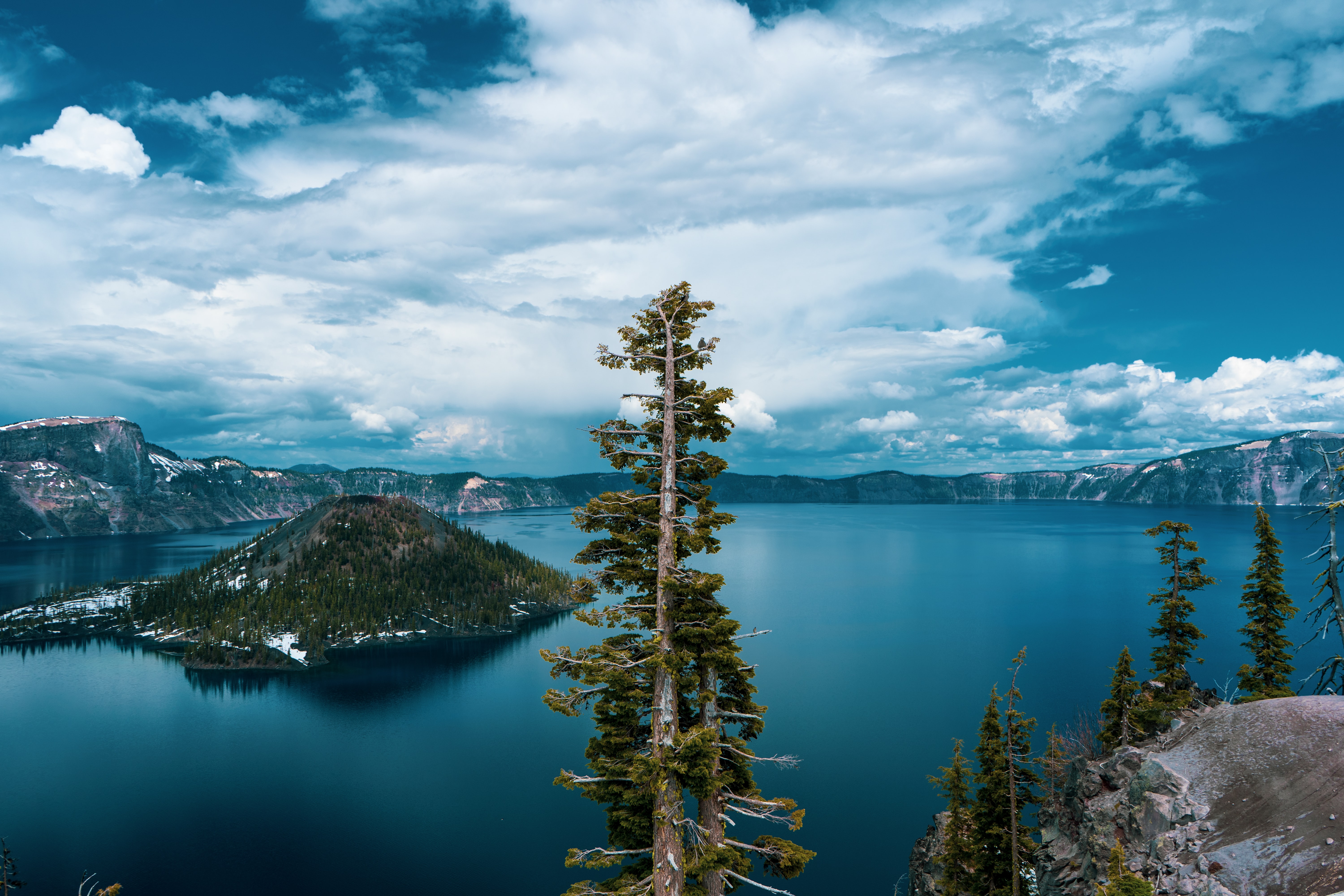 Бесплатное фото Огромное озеро среди гор и деревьев