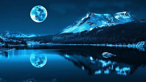 Ночное небо с большой Луной