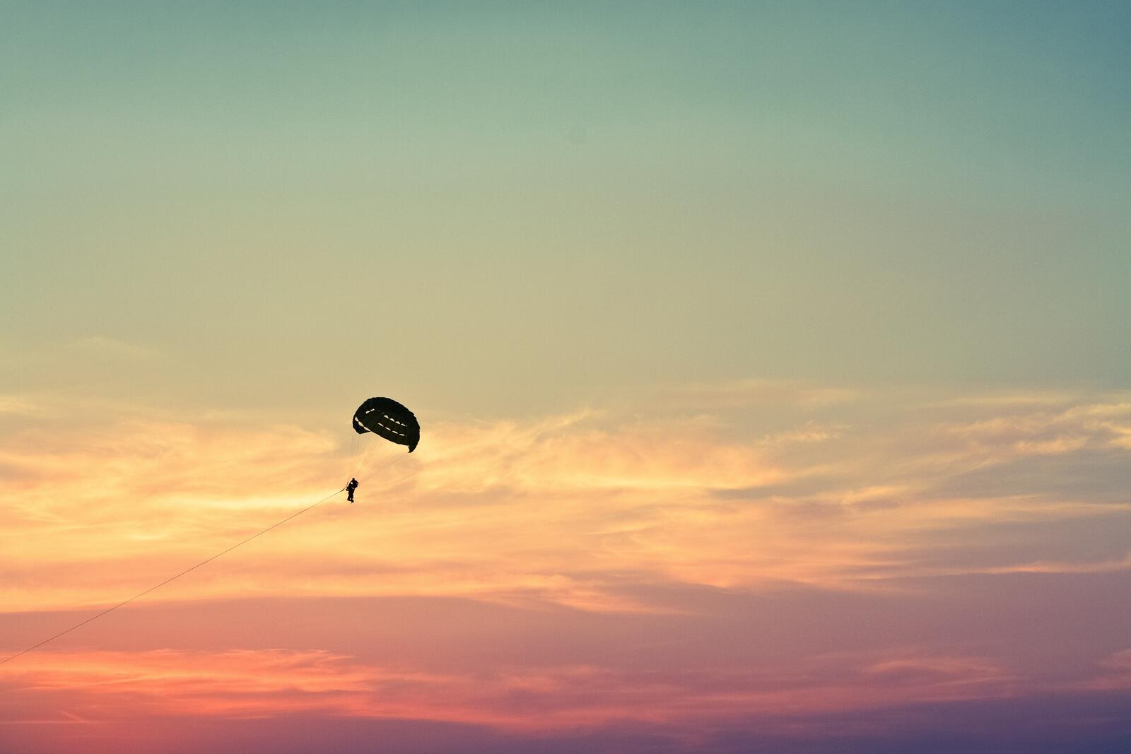 Бесплатное фото Силуэт парашютиста на фоне неба