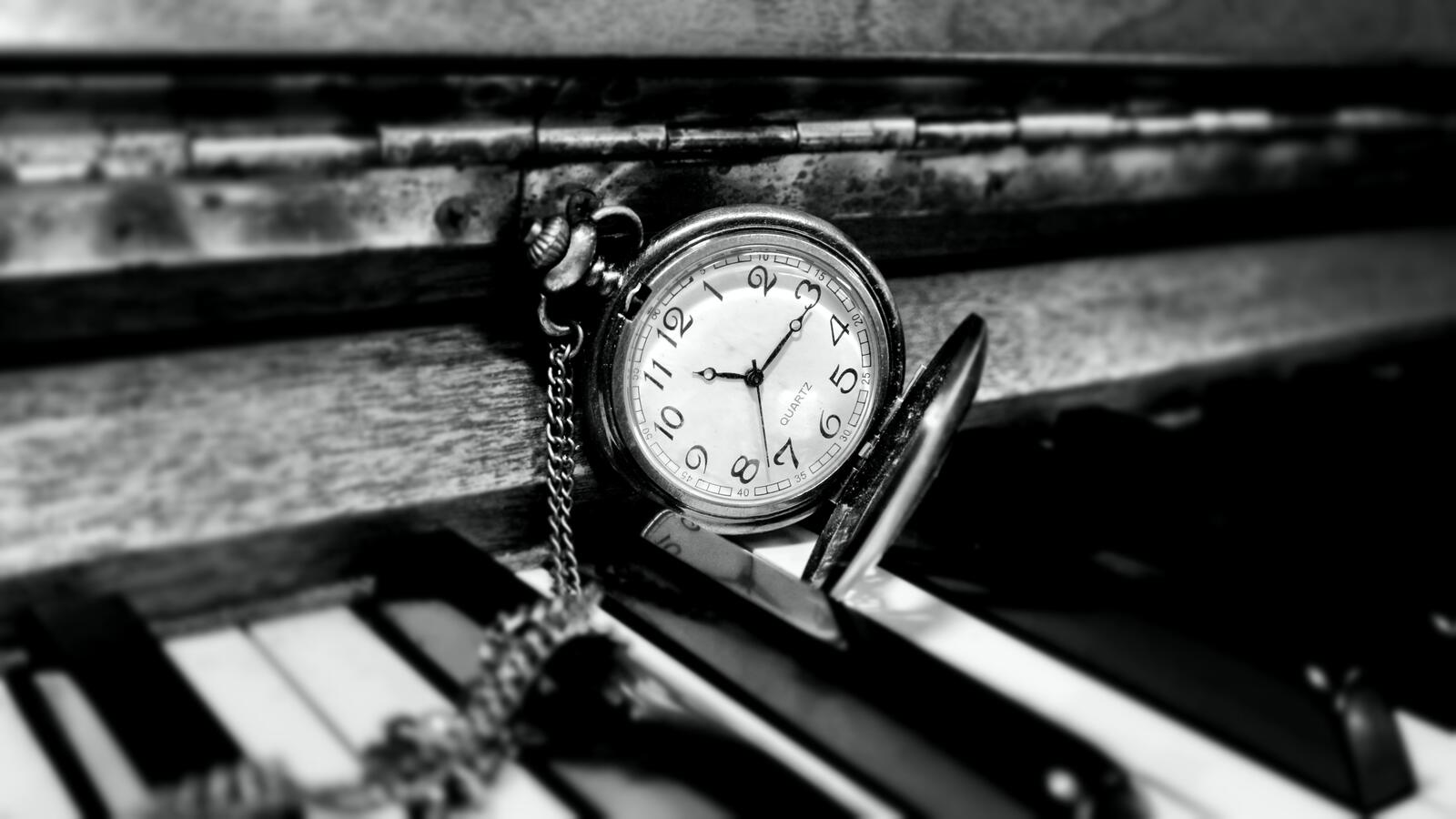 Карманные часы на монохромном фото