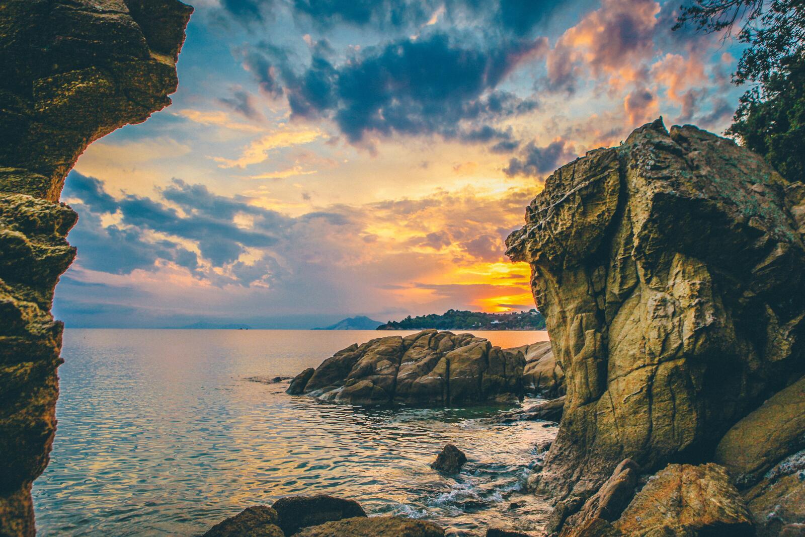 Бесплатное фото Большие камни на берегу моря