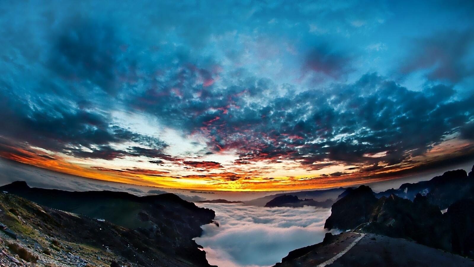 Бесплатное фото Панорамный пейзаж с закатом на море