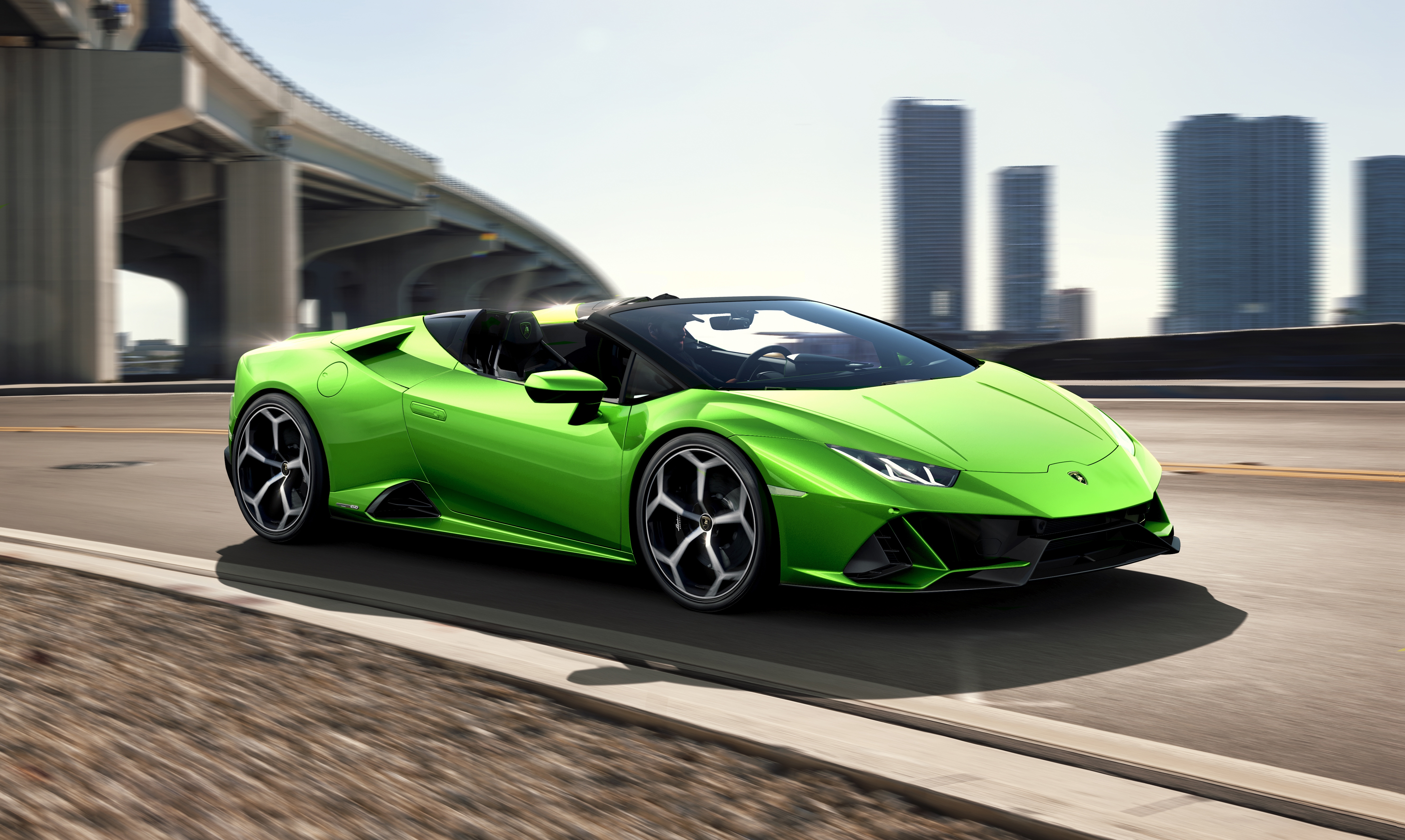 Бесплатное фото Ярко зеленый Lamborghini Huracan Evo Spyder кабриолет