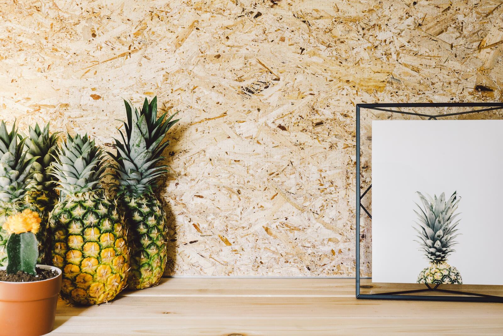 Free photo Pineapple on the kitchen countertop
