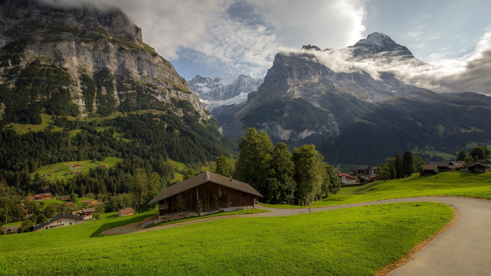 免费照片阿尔卑斯山脚下的一个村庄