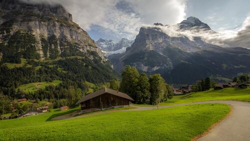 阿尔卑斯山脚下的一个村庄