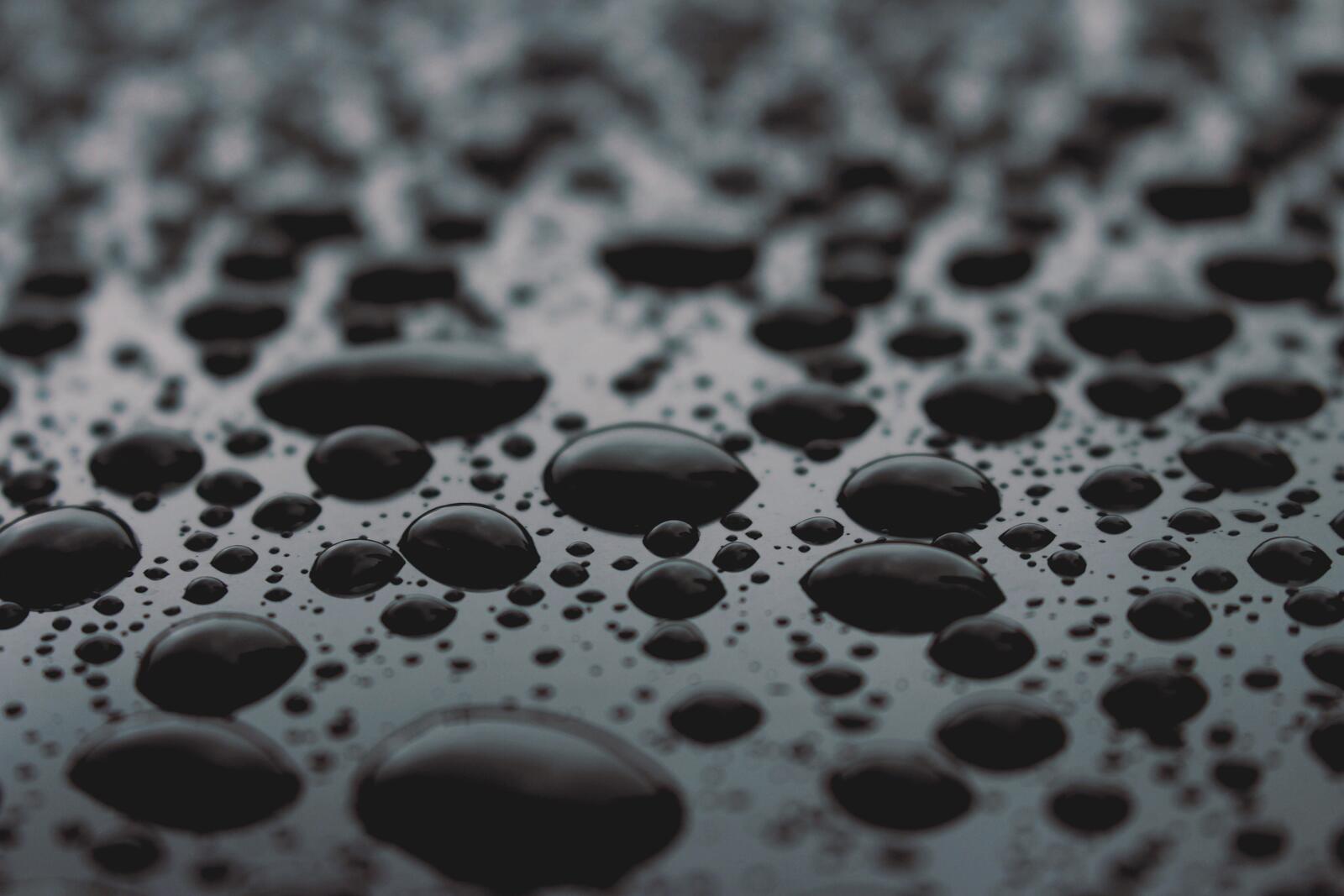 Free photo Wallpaper with water droplets on a glass surface