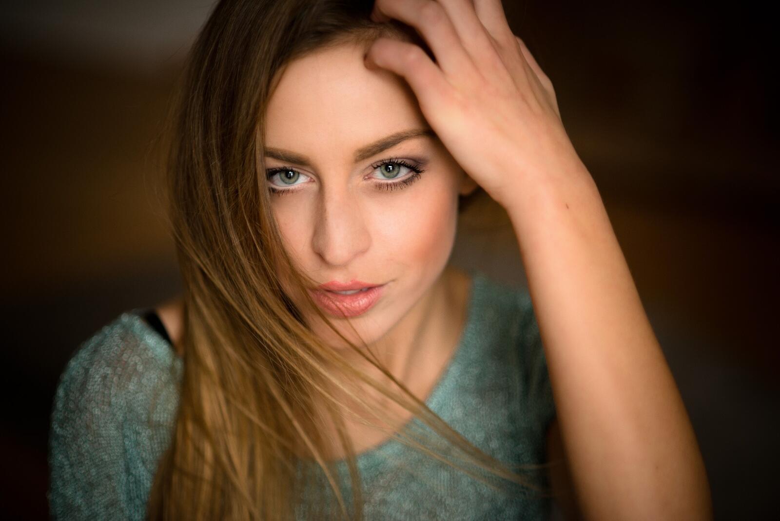 Free photo Portrait of a girl with green eyes