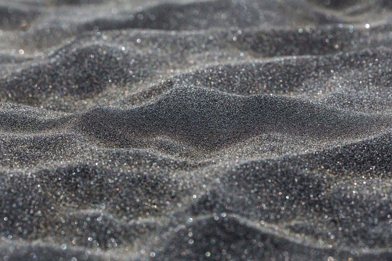 Черный песок крупным планом