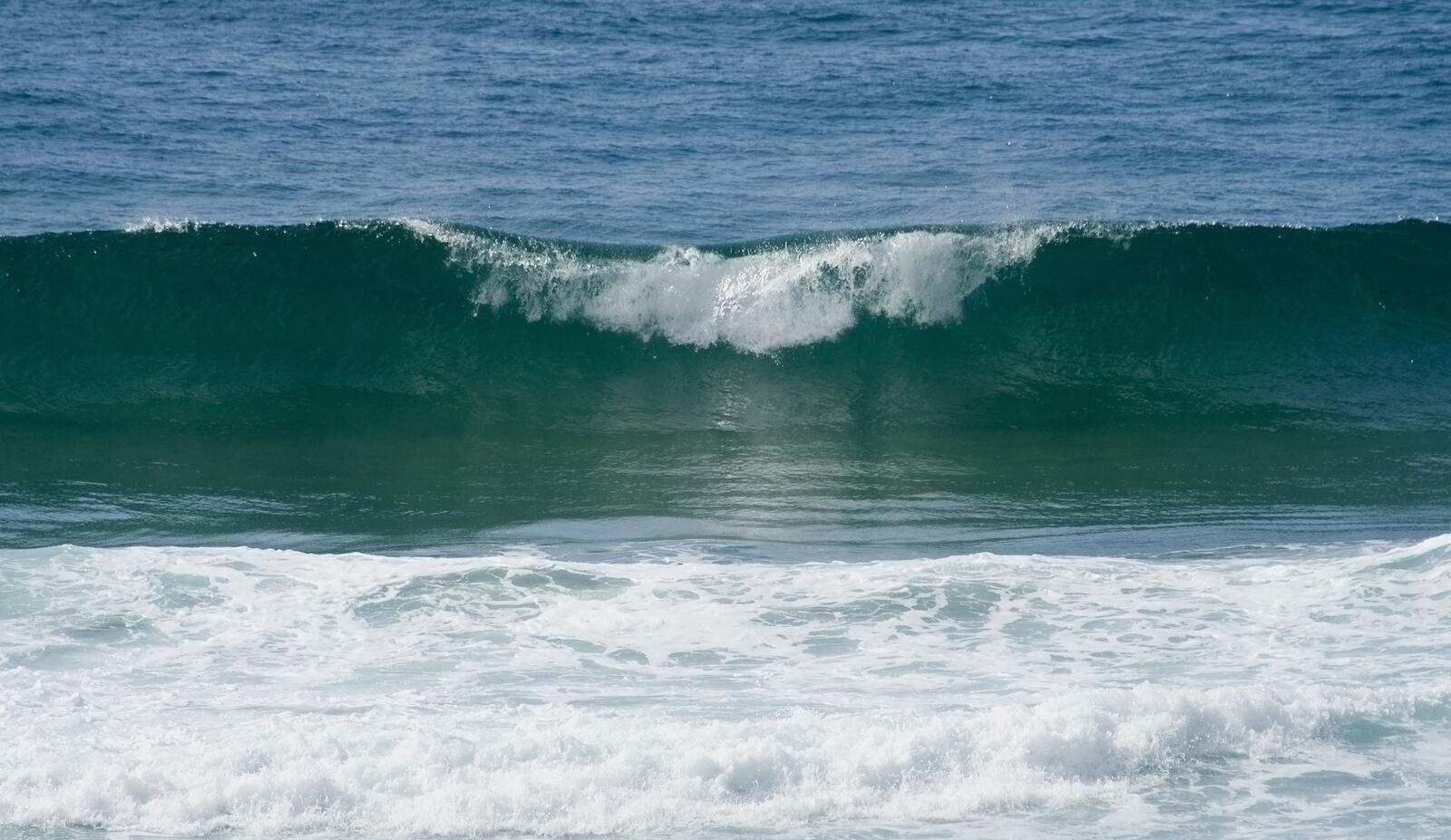 Бесплатное фото Волна преближающаяся к берегу пляжа