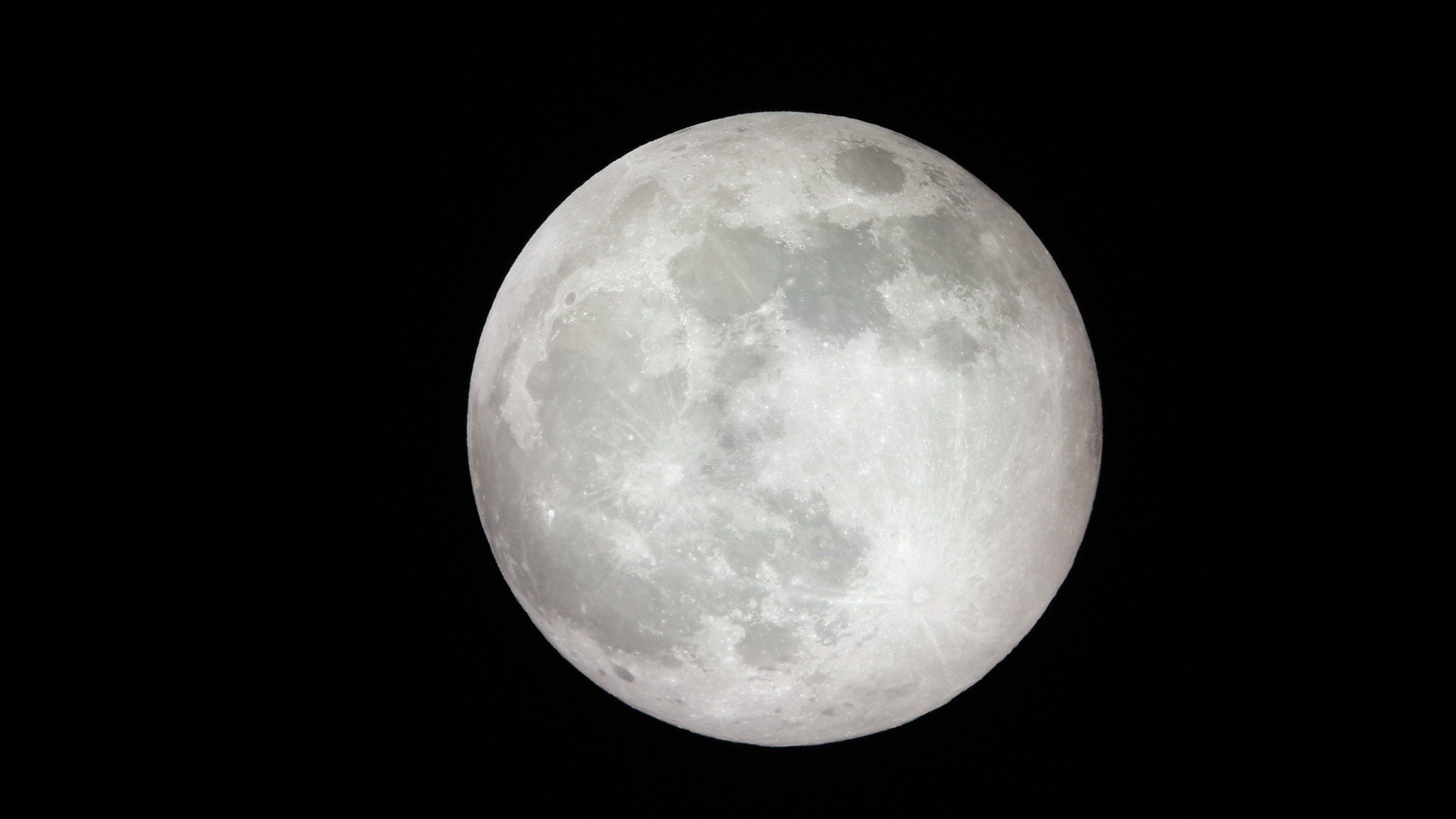 Бесплатное фото Луна на черном фоне