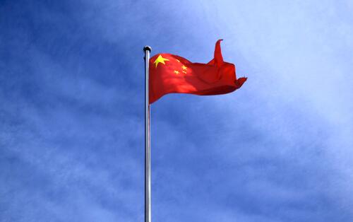中国国旗挂在旗杆上