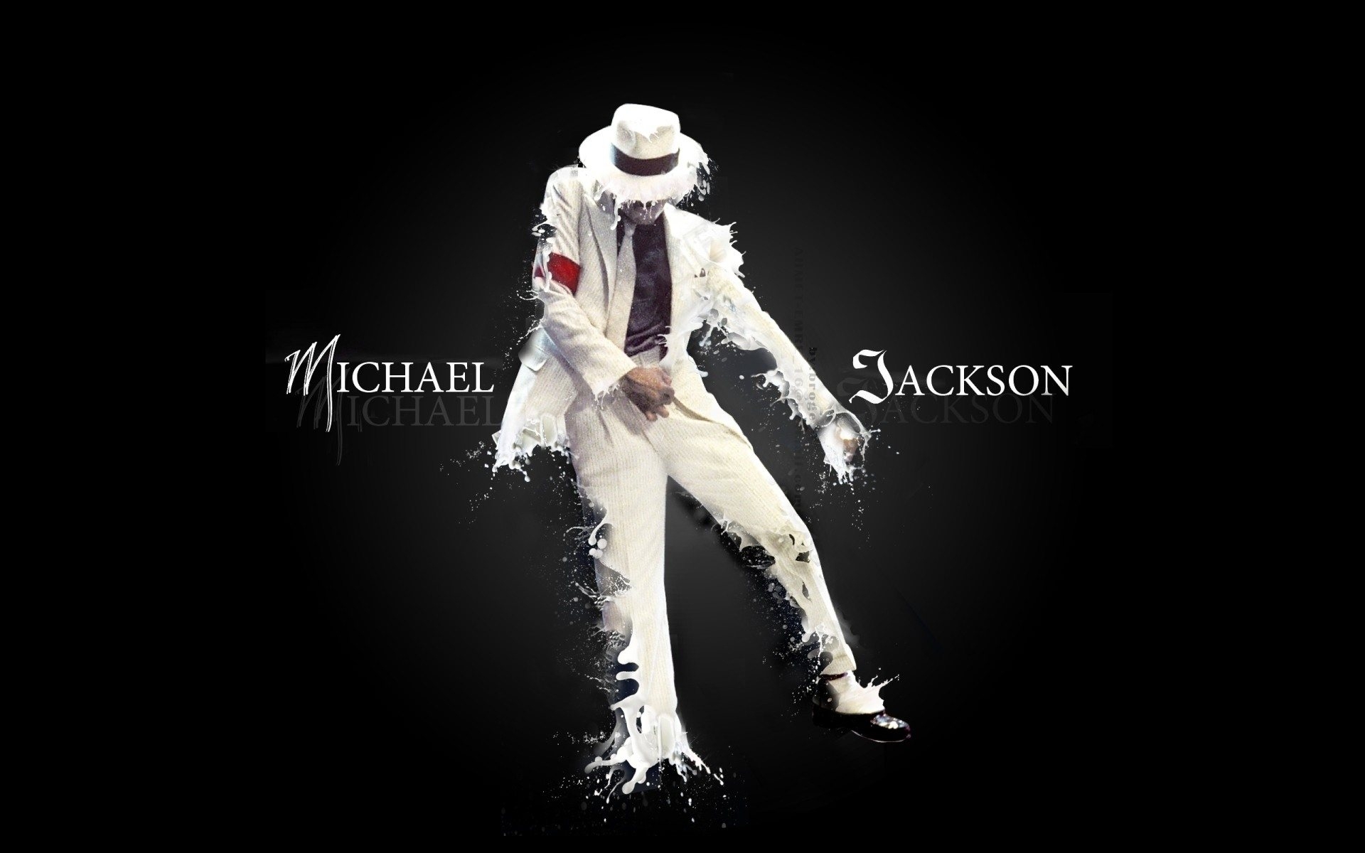 Бесплатное фото Майкл Джексон в белом костюме на черном фоне