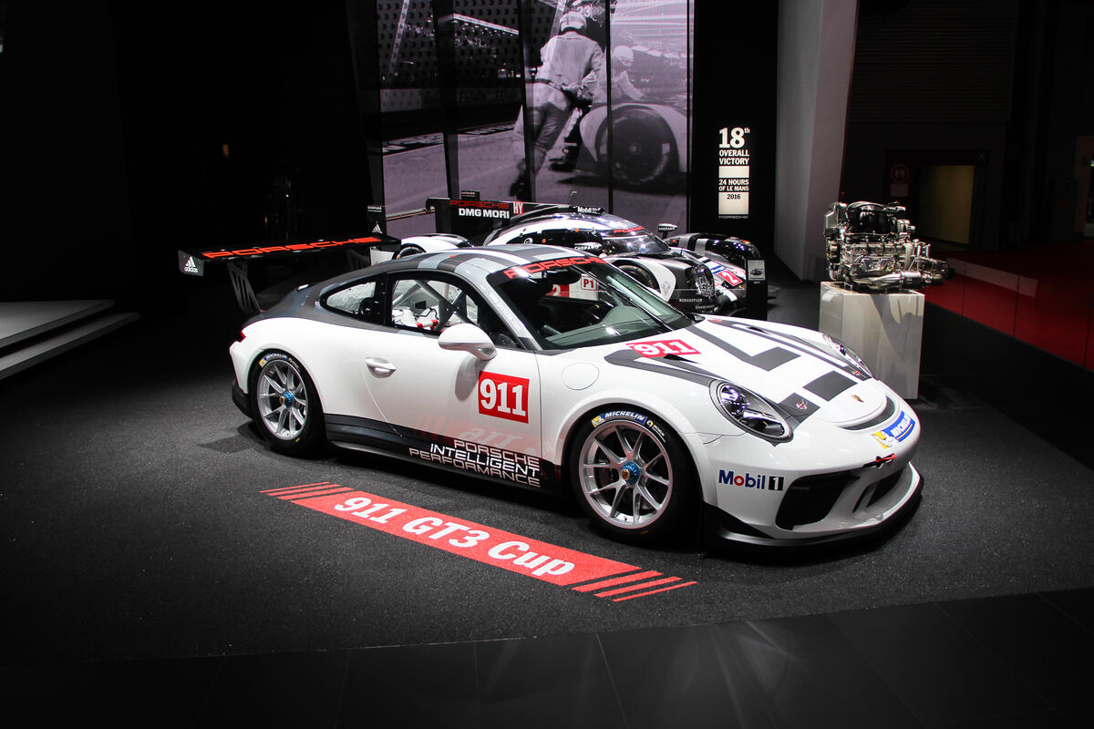 Porsche 991 стоит на всемирной выставке авто