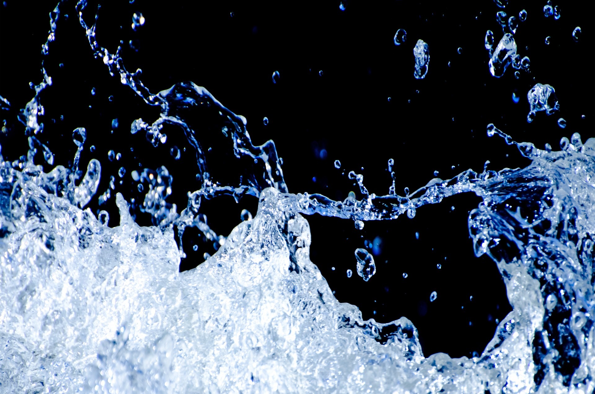 Бесплатное фото Капли воды стремятся вверх в момент падения
