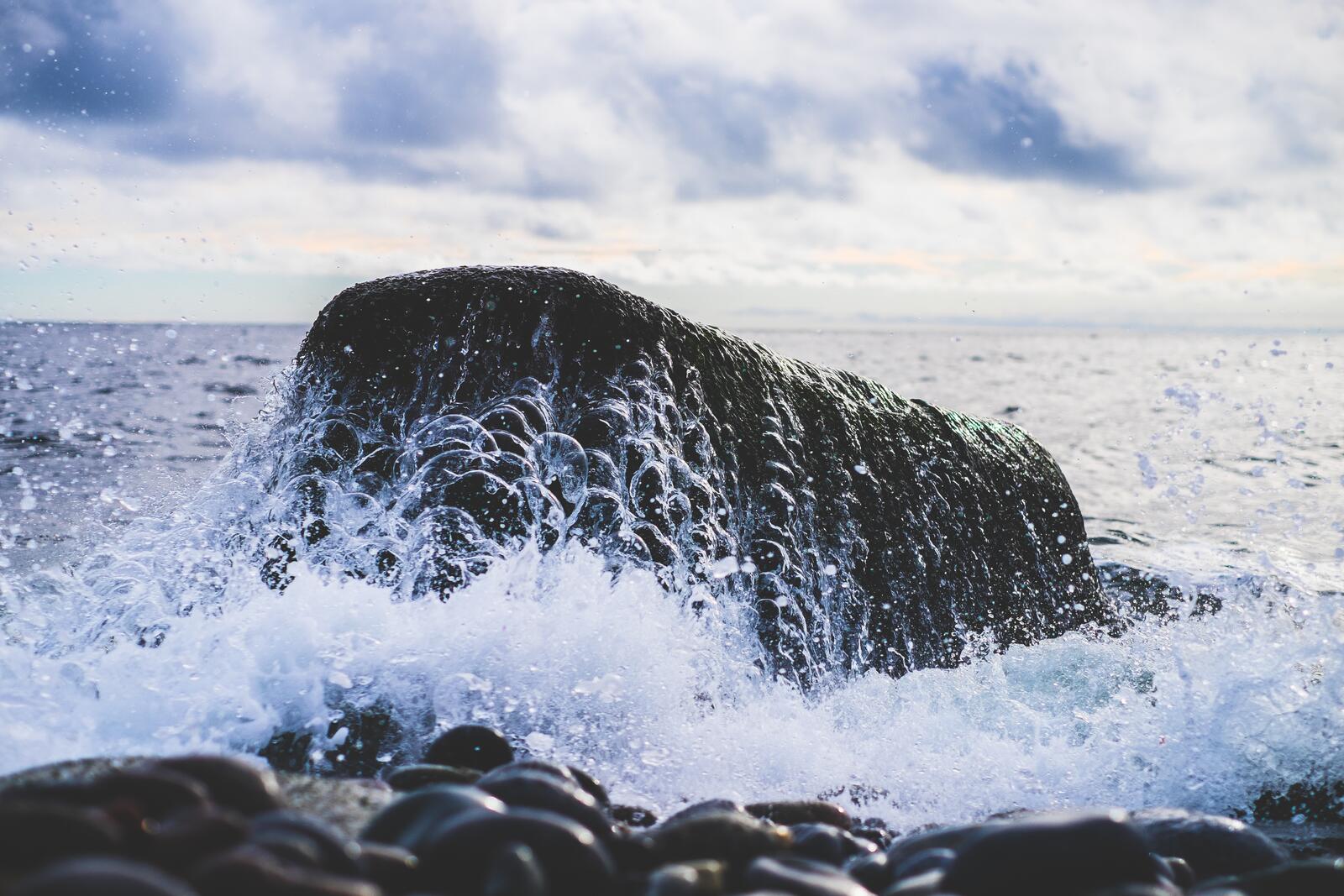 Бесплатное фото Большой камень омываемый морем