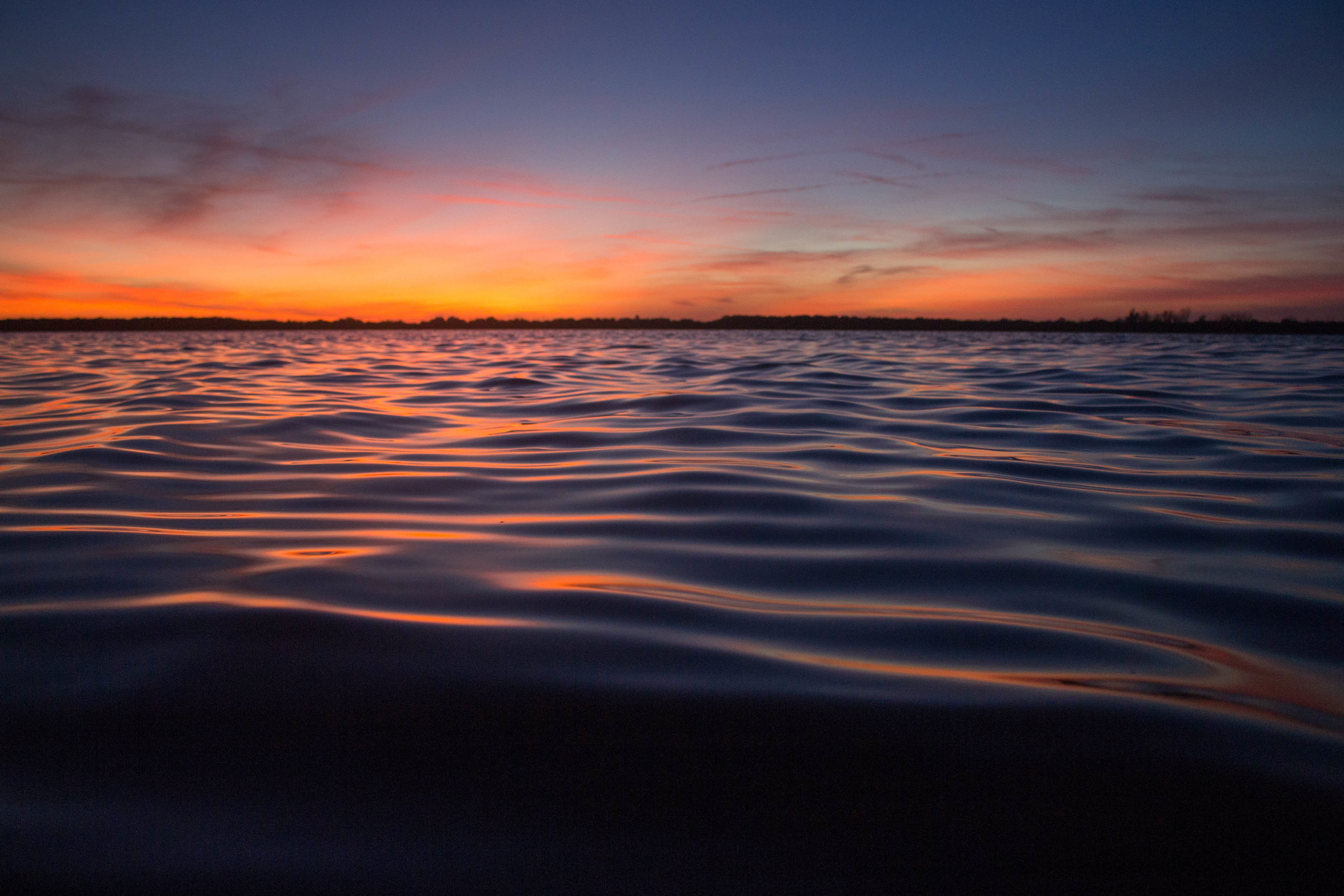免费照片夕阳下的河面涟漪