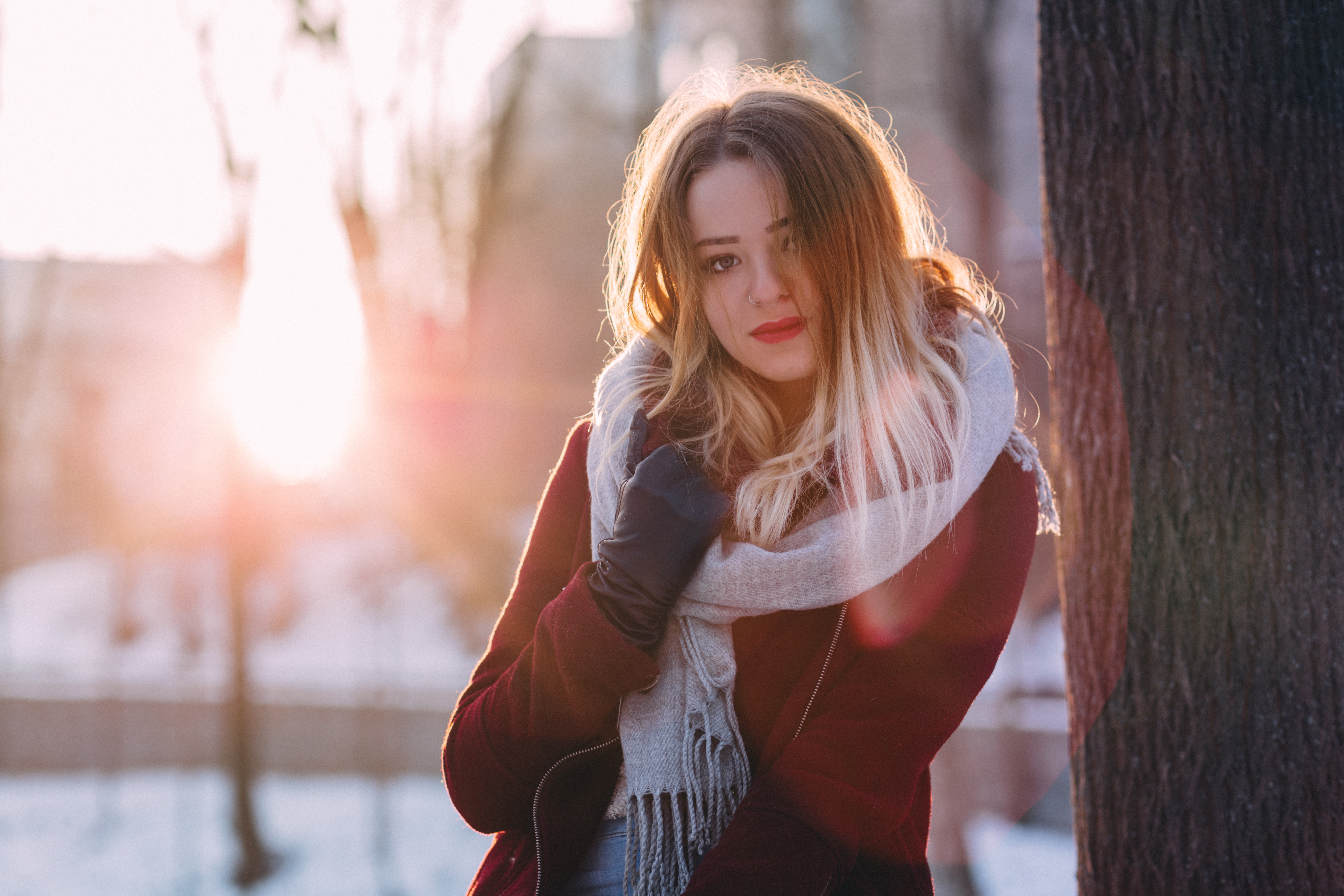Портрет девушки в красном пальто с шарфом