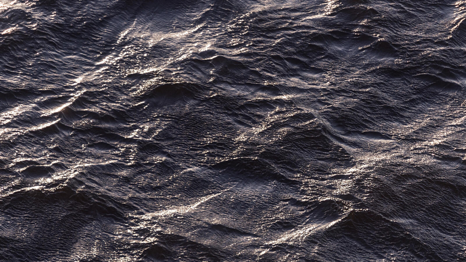Бесплатное фото Рябь на поверхности моря отражает солнечные лучи