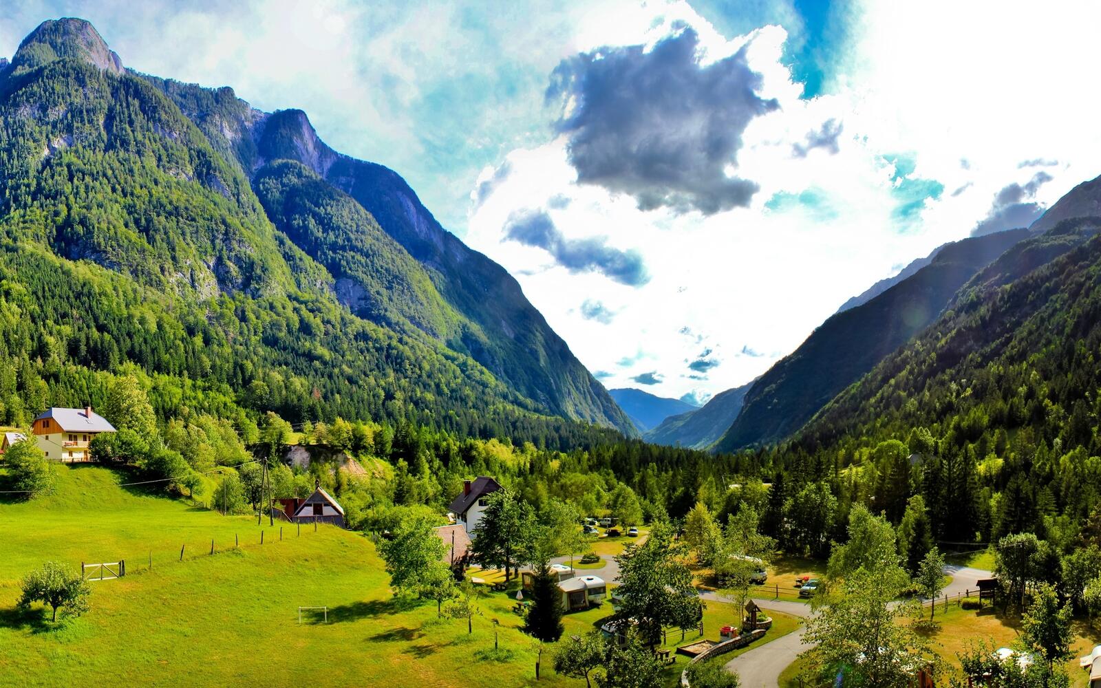 Бесплатное фото Красивая деревня в Словении расположенная между гор