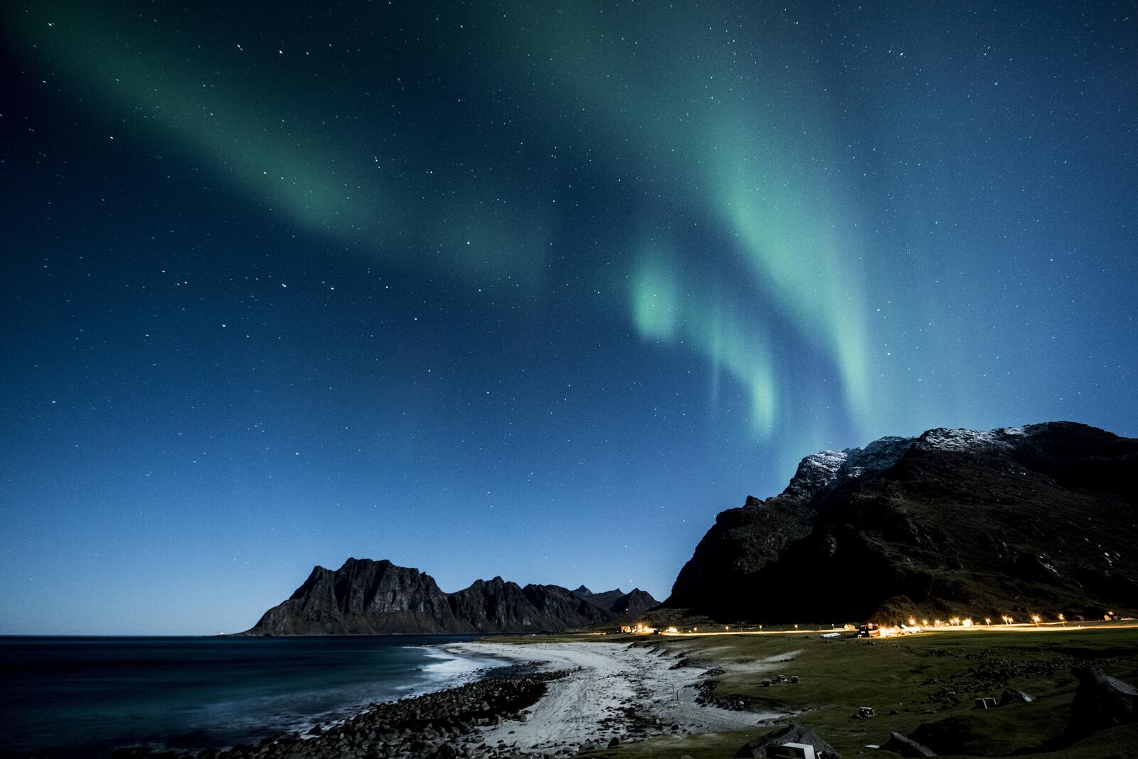Free photo The aurora borealis celestialis glows over the seashore