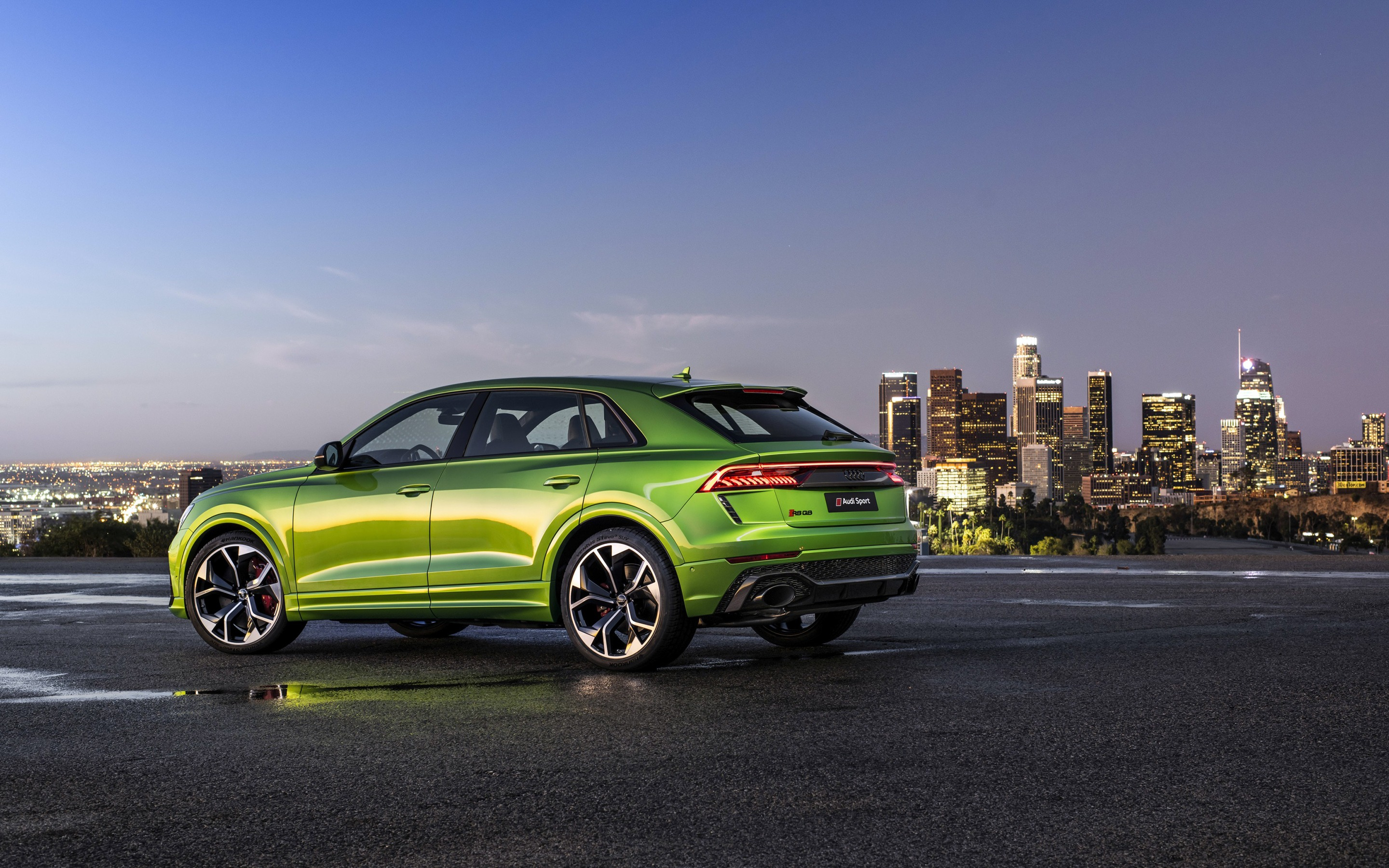 Бесплатное фото Ярко-зеленая Audi Rs Q8