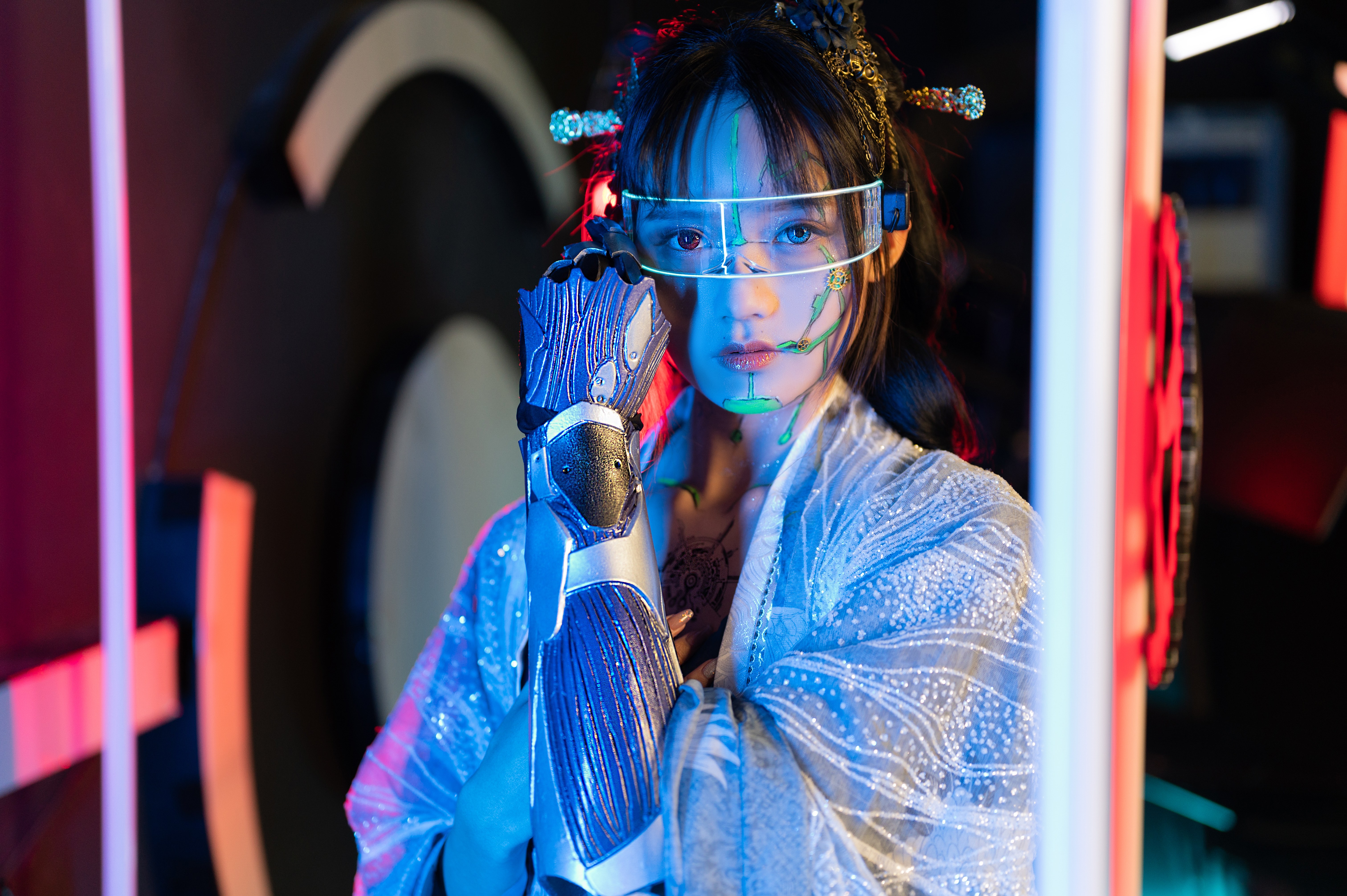 Бесплатное фото Японская девушка с кибер рукой