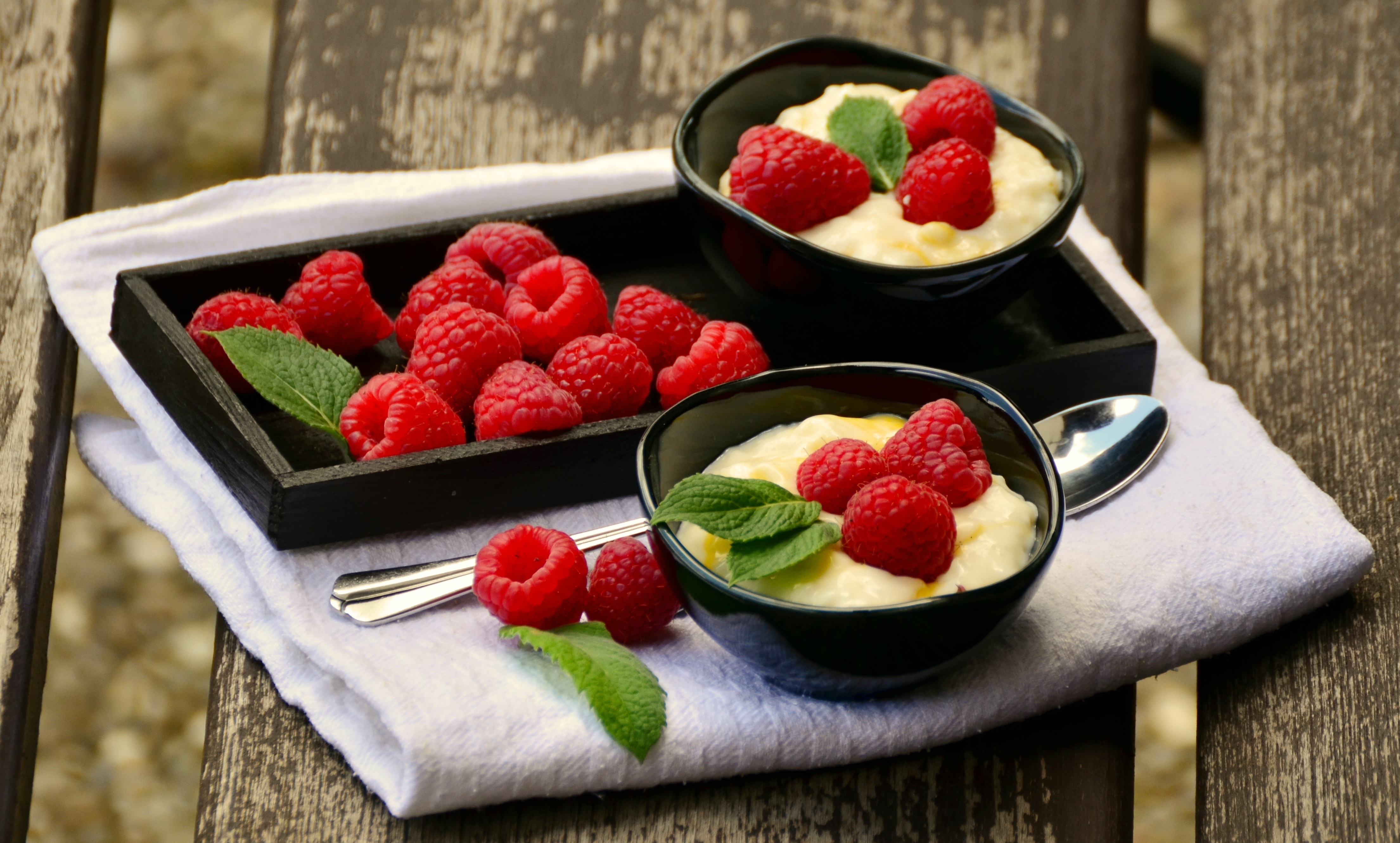 Free photo Raspberries with morning porridge