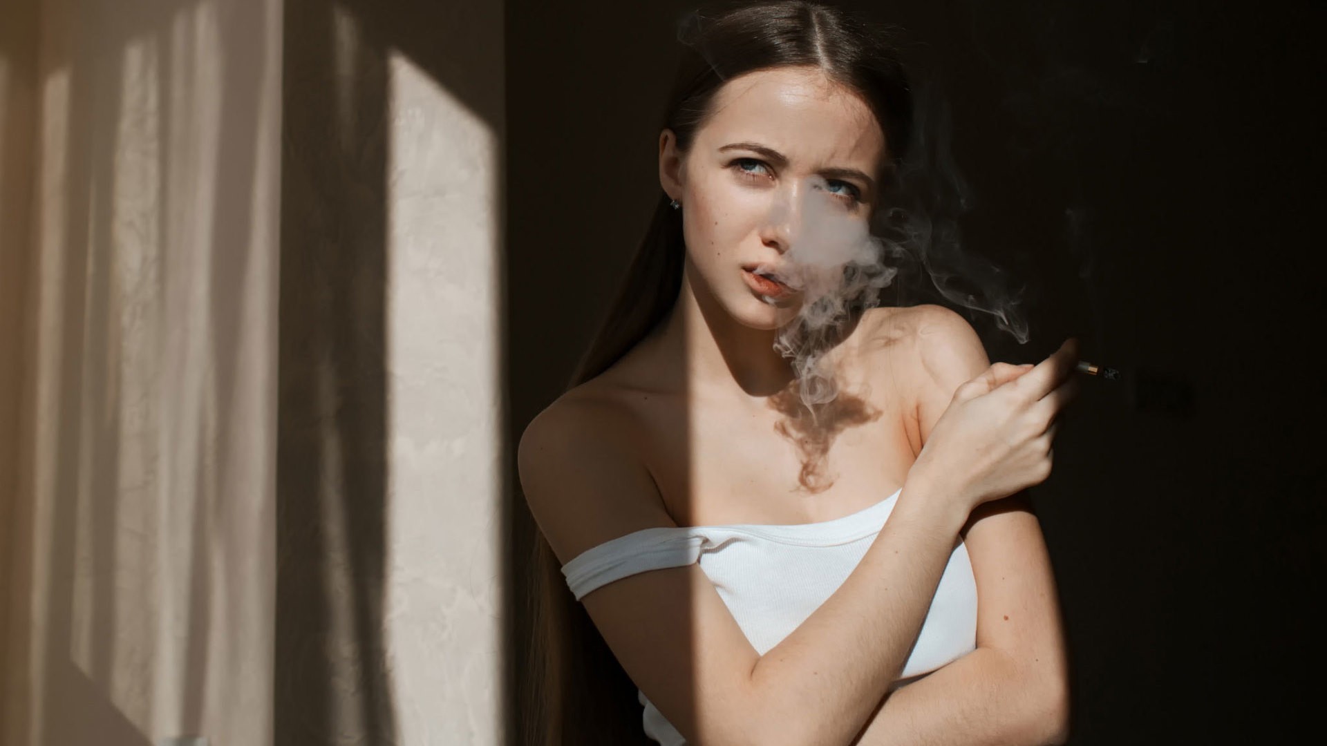 Free photo Girl in a nightie smoking a cigarette.