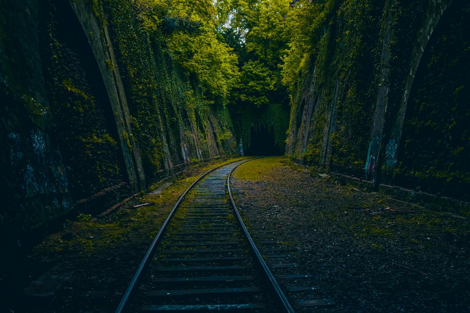 Бесплатное фото Заброшенная железная дорога идущая сквозь искусственно созданное ущелье