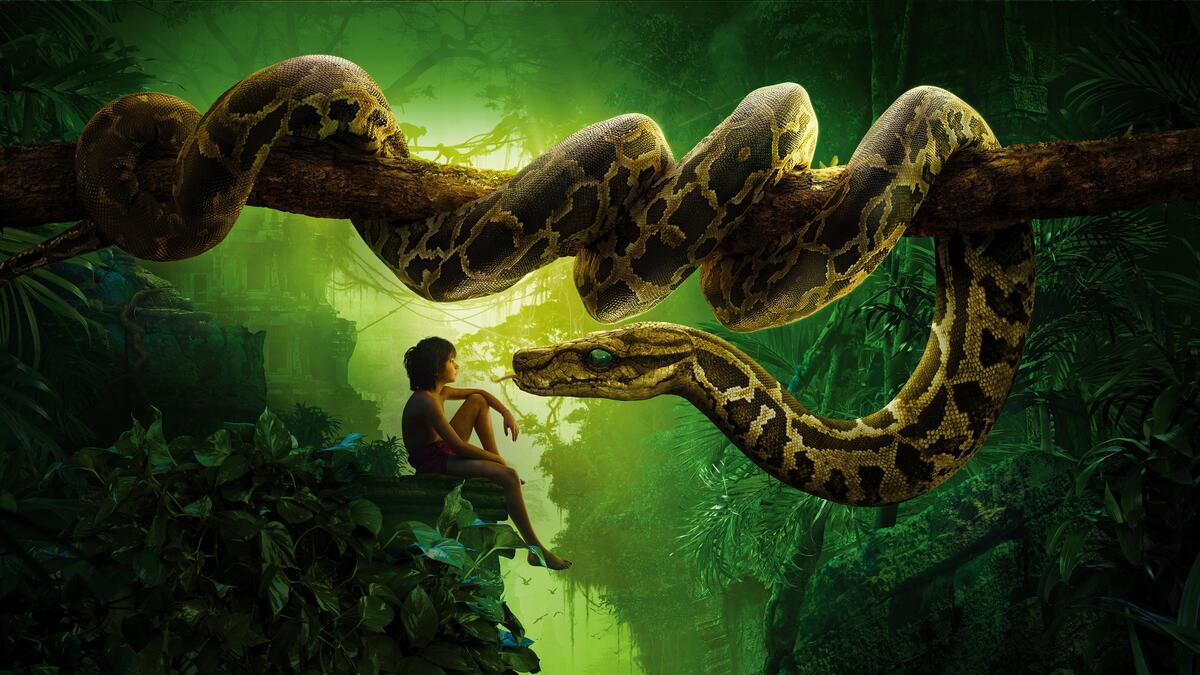 Маугли в джунглях с большой змеей