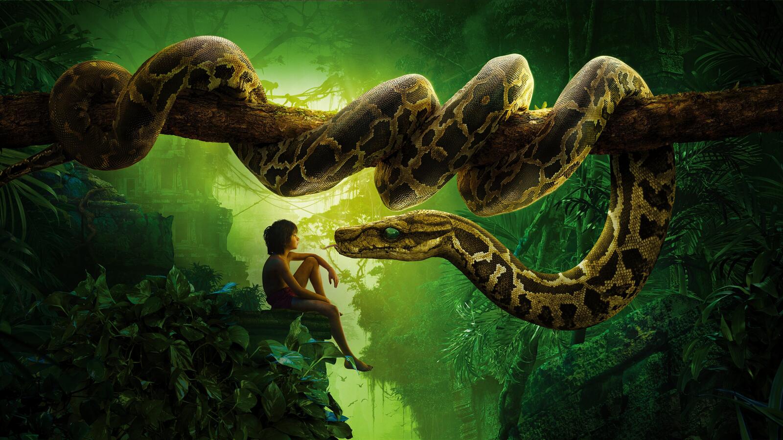 Бесплатное фото Маугли в джунглях с большой змеей