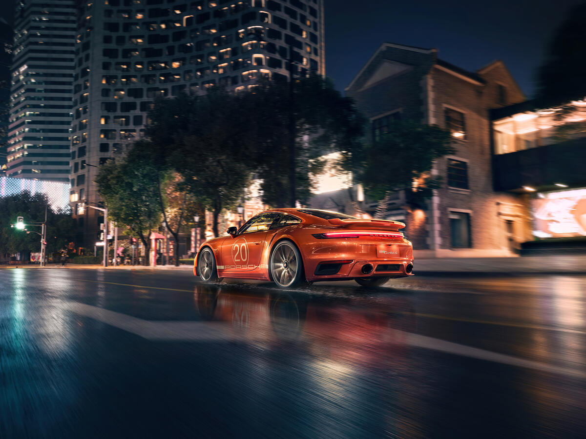 Оранжевый Porsche мчится по ночному городу