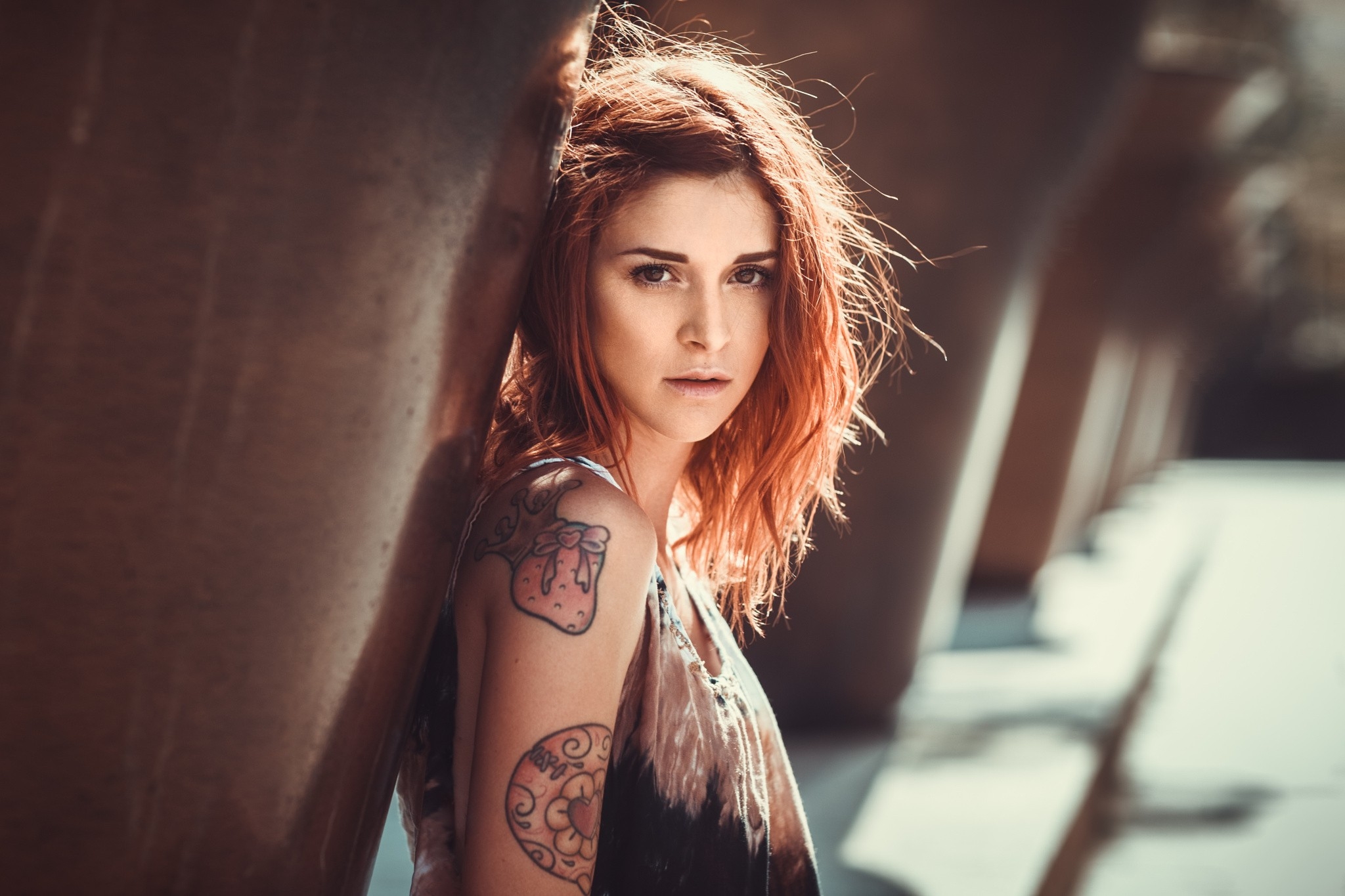 Рыжая девушка с татуировкой (46 фото)