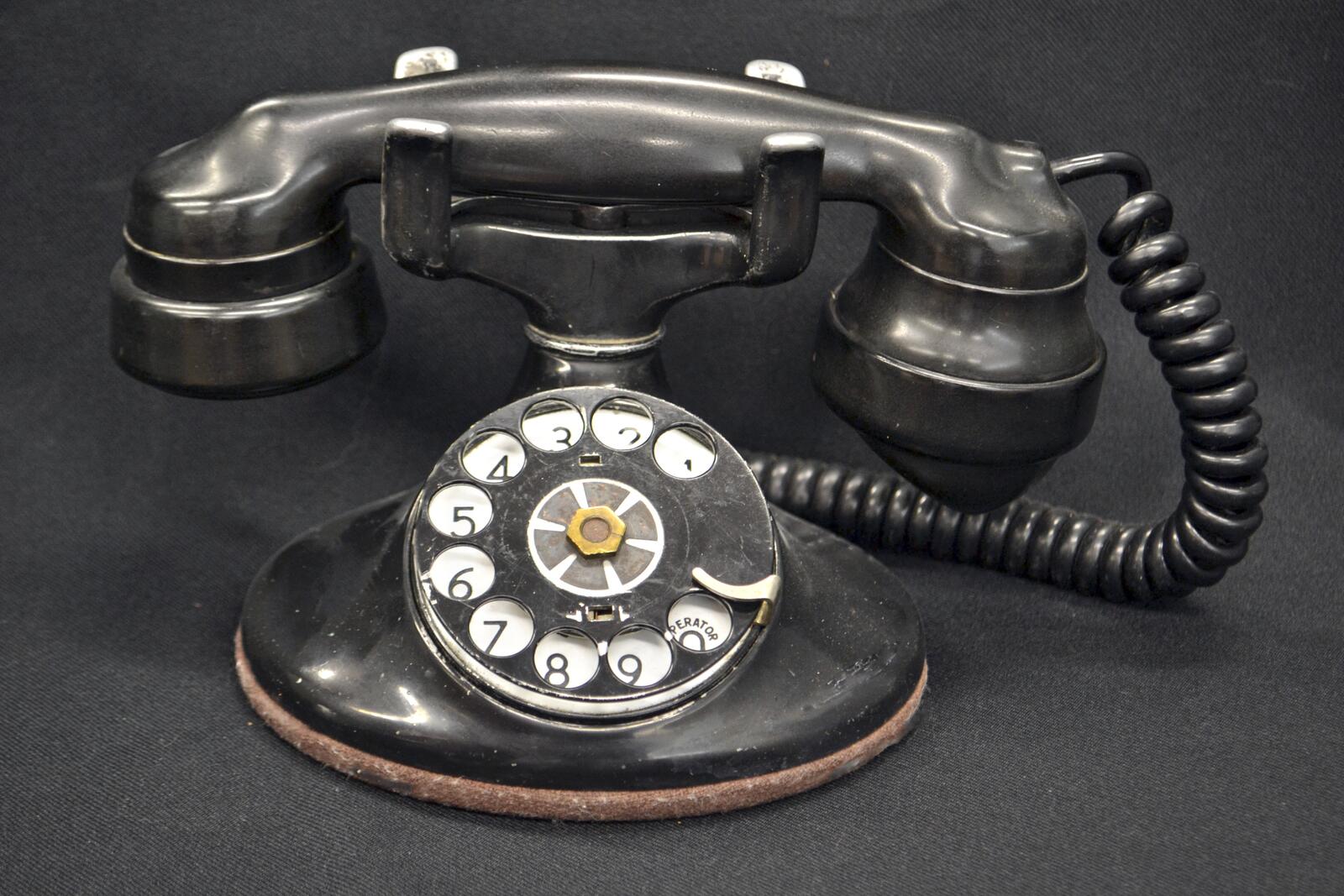 Старинный домашний телефон в черном стиле