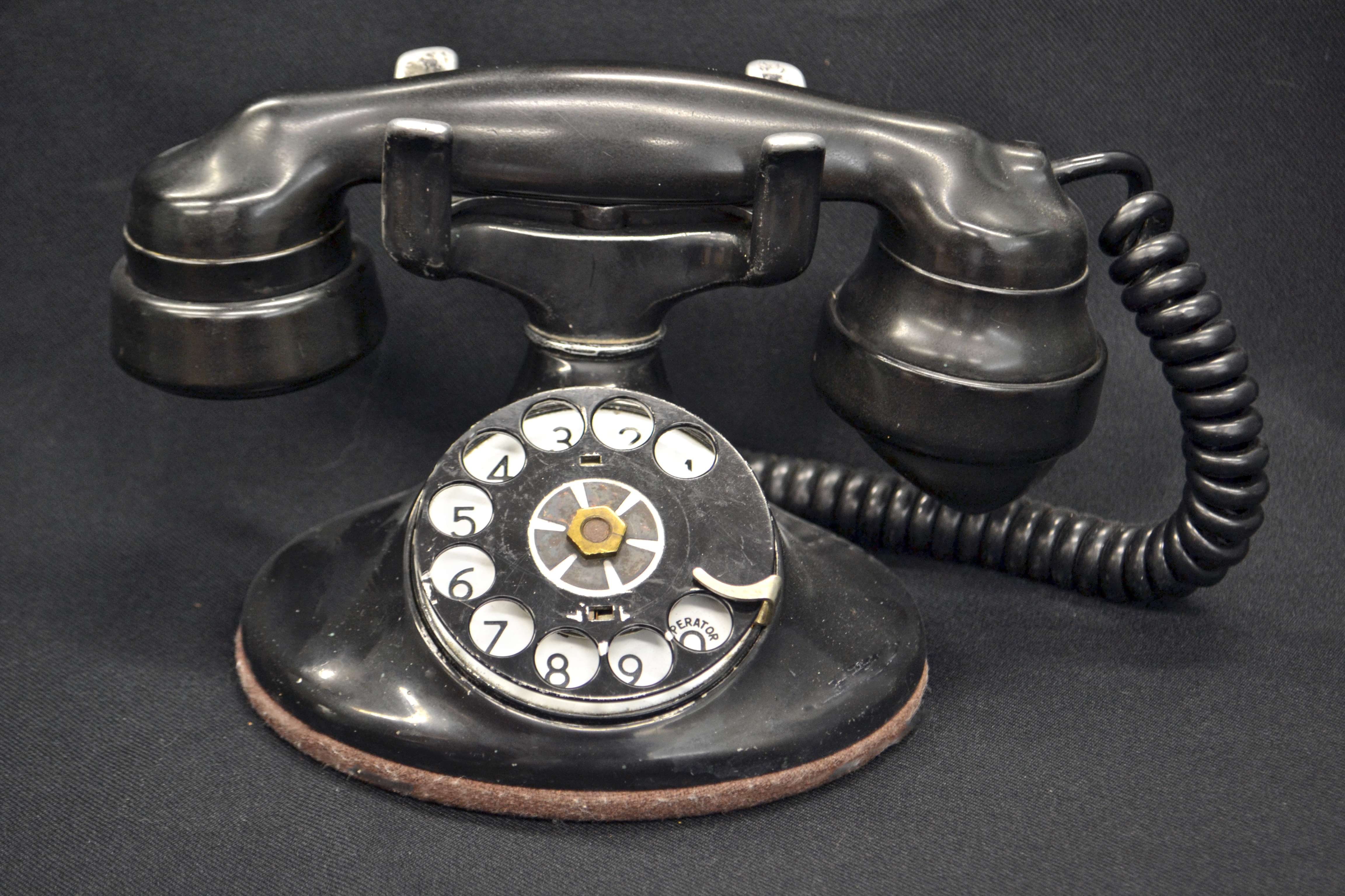 Бесплатное фото Старинный домашний телефон в черном стиле