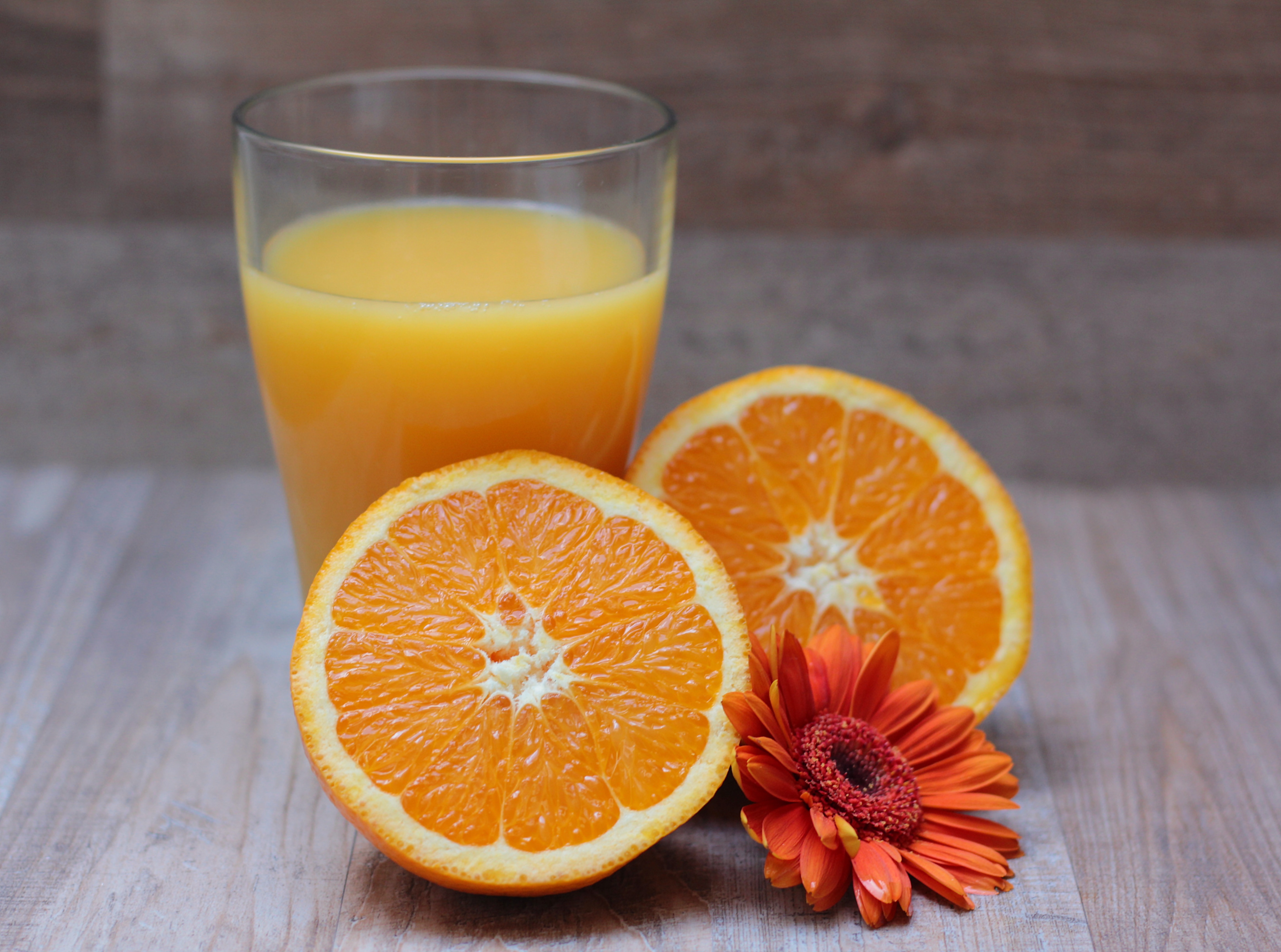 Бесплатное фото Свежевыжатый стакан сока из апельсинов