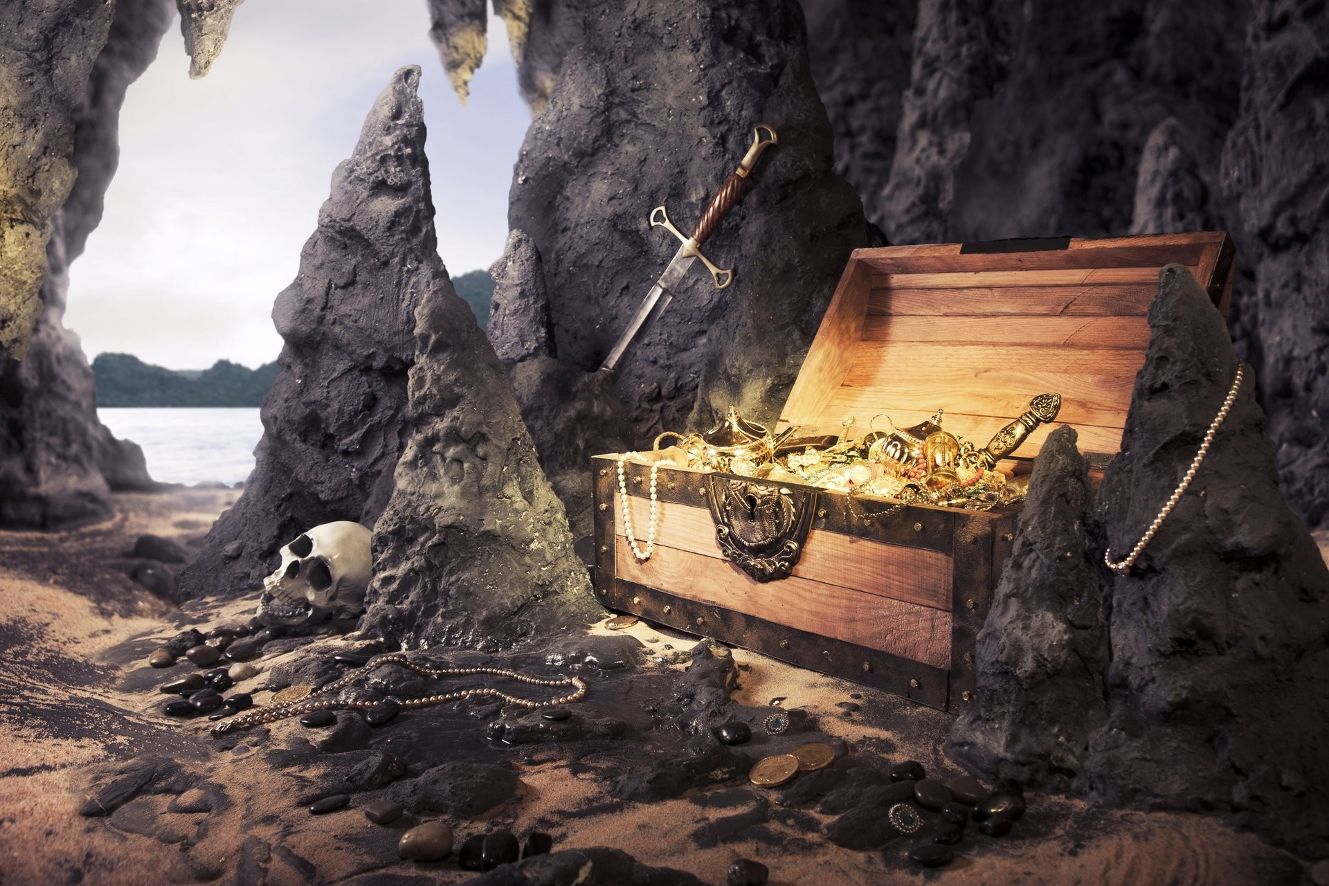 Бесплатное фото Сундук с сокровищами спрятанный в пещере