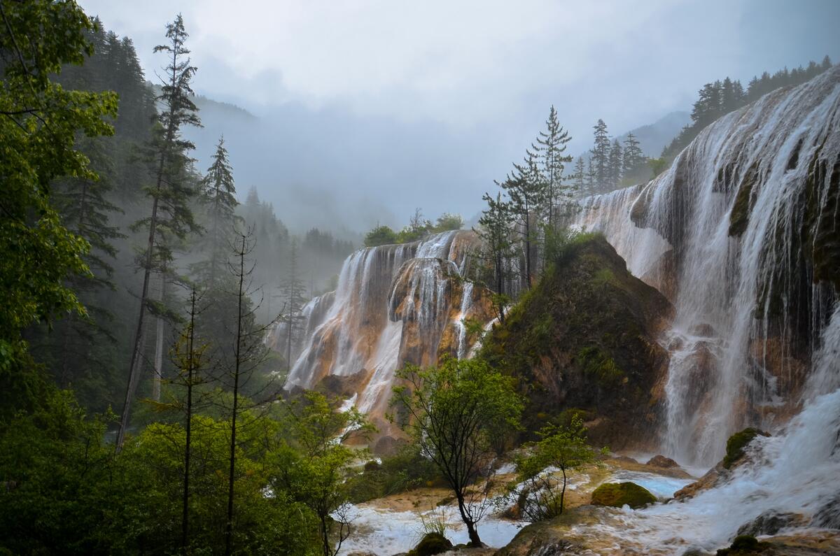 Wasserfal waterfall in cloudy weather
