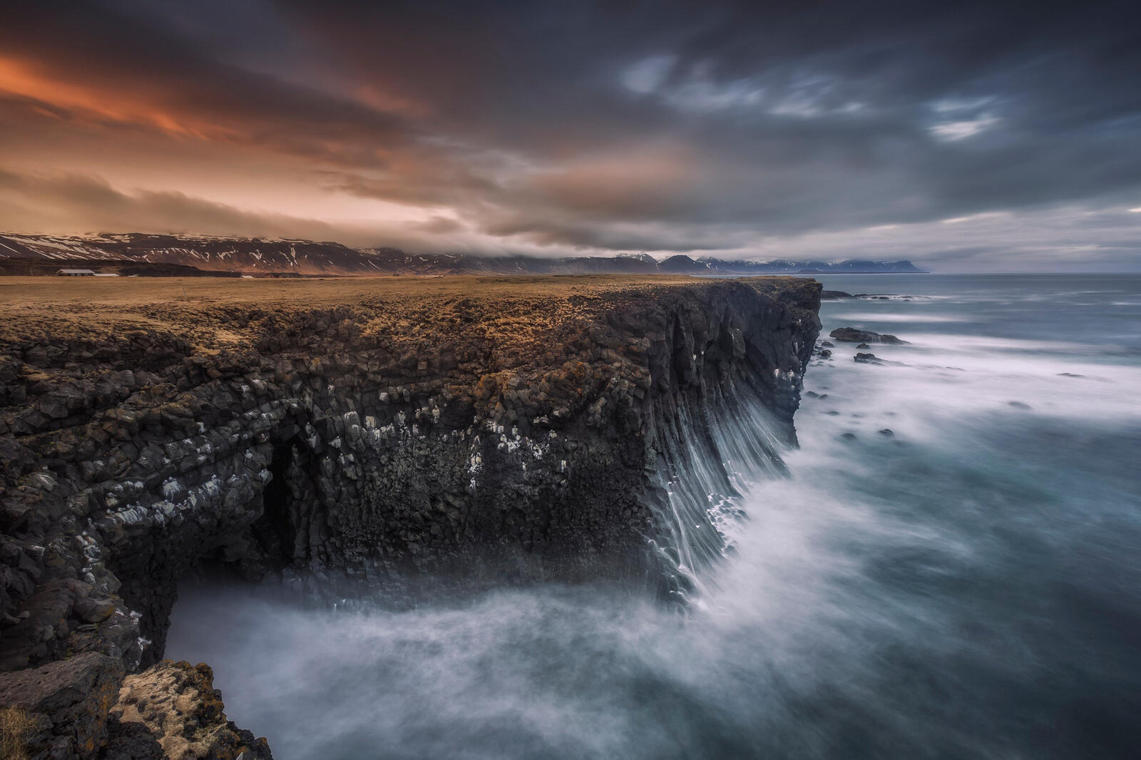 Бесплатное фото Море бьется об обрыв скалы