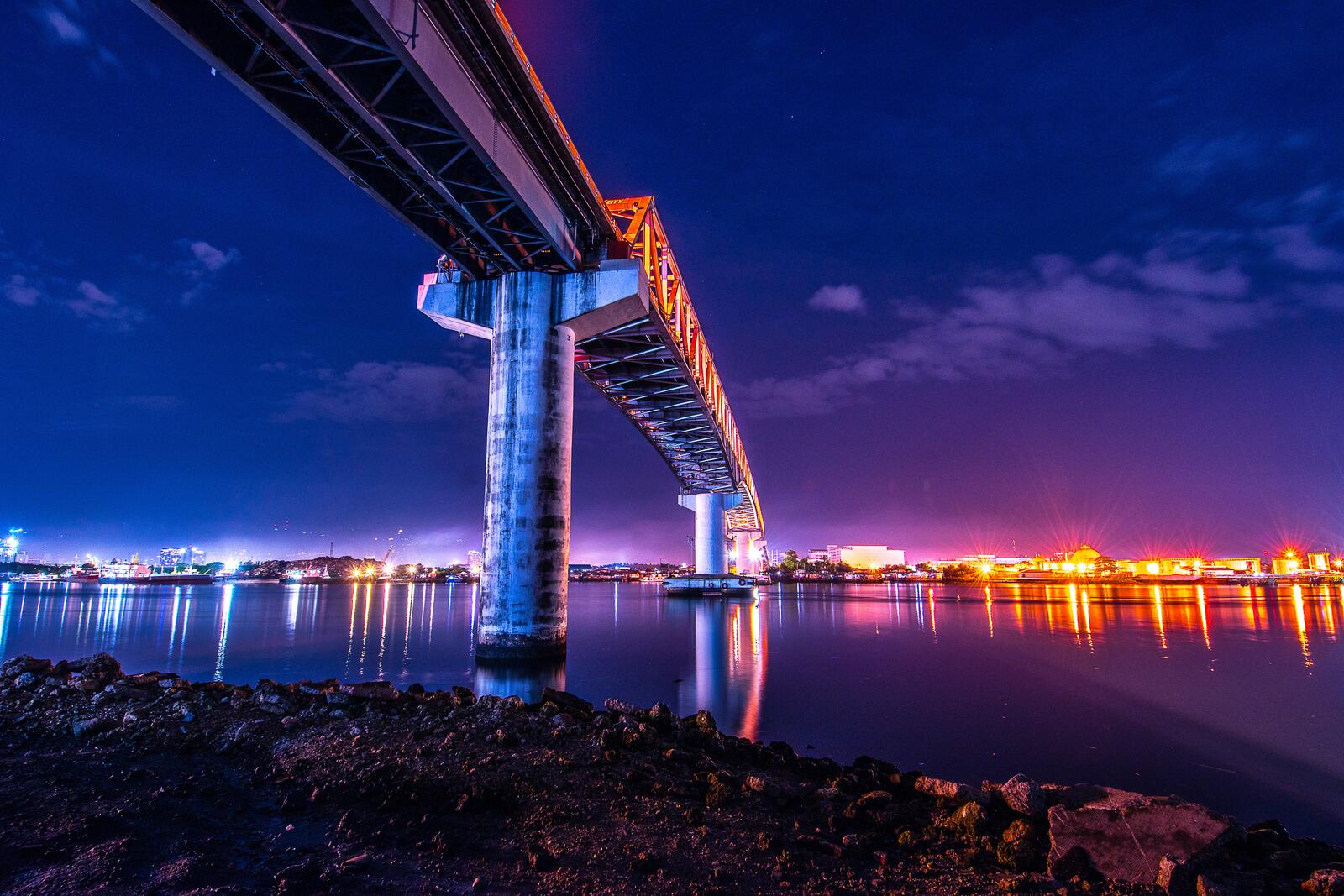 Бесплатное фото Большой мост через реку вечером