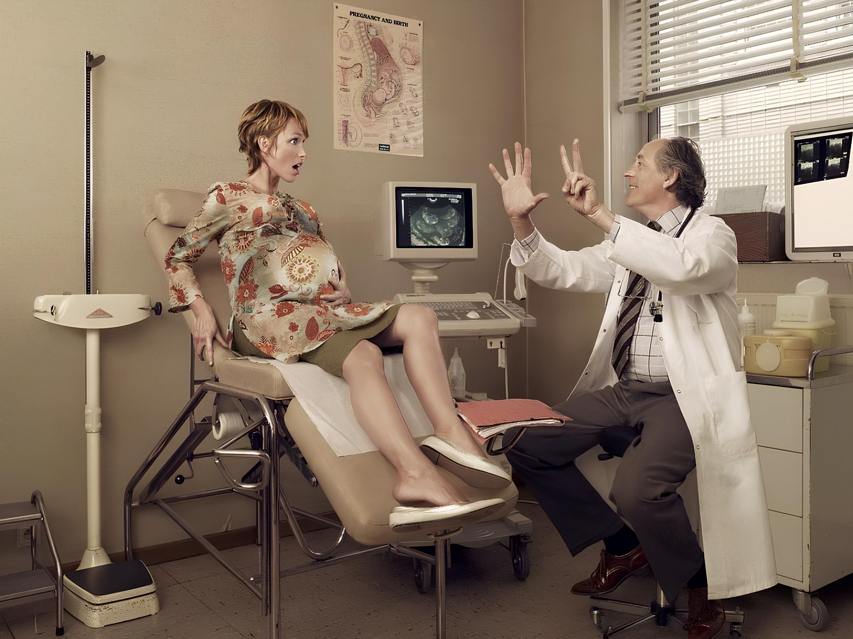 Free photo The gynecologist shows on his fingers how many children there will be.