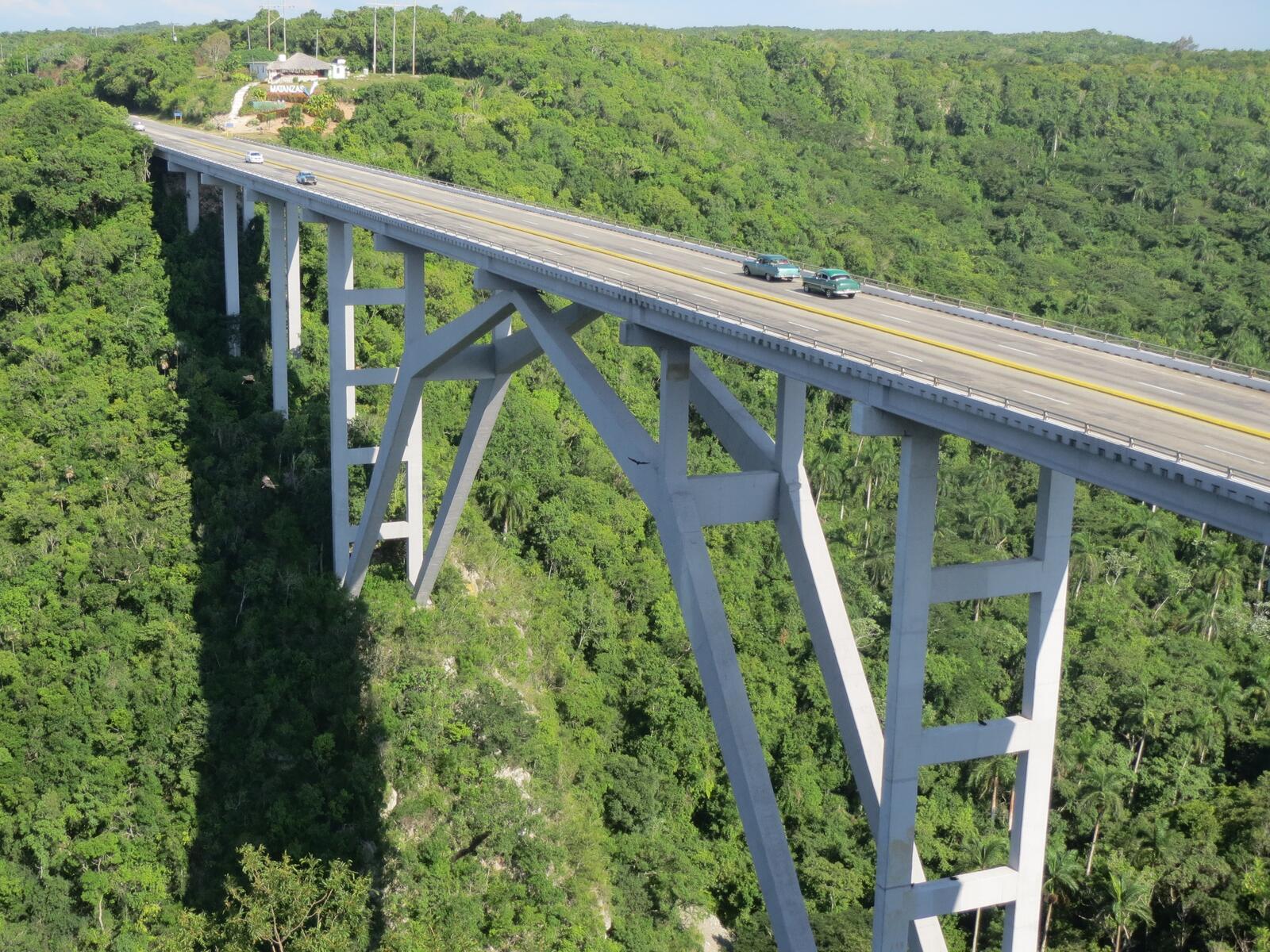Бесплатное фото Обои высокий мост через обрыв