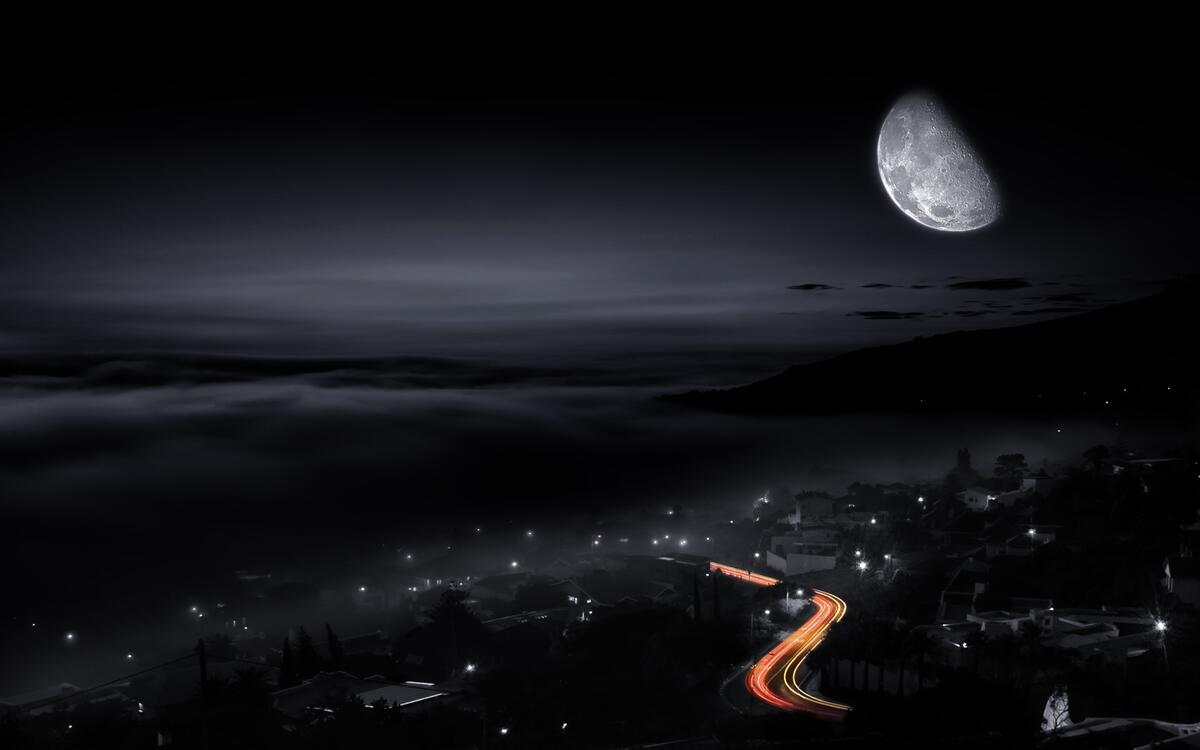 Обои с изображением луны над ночным городом