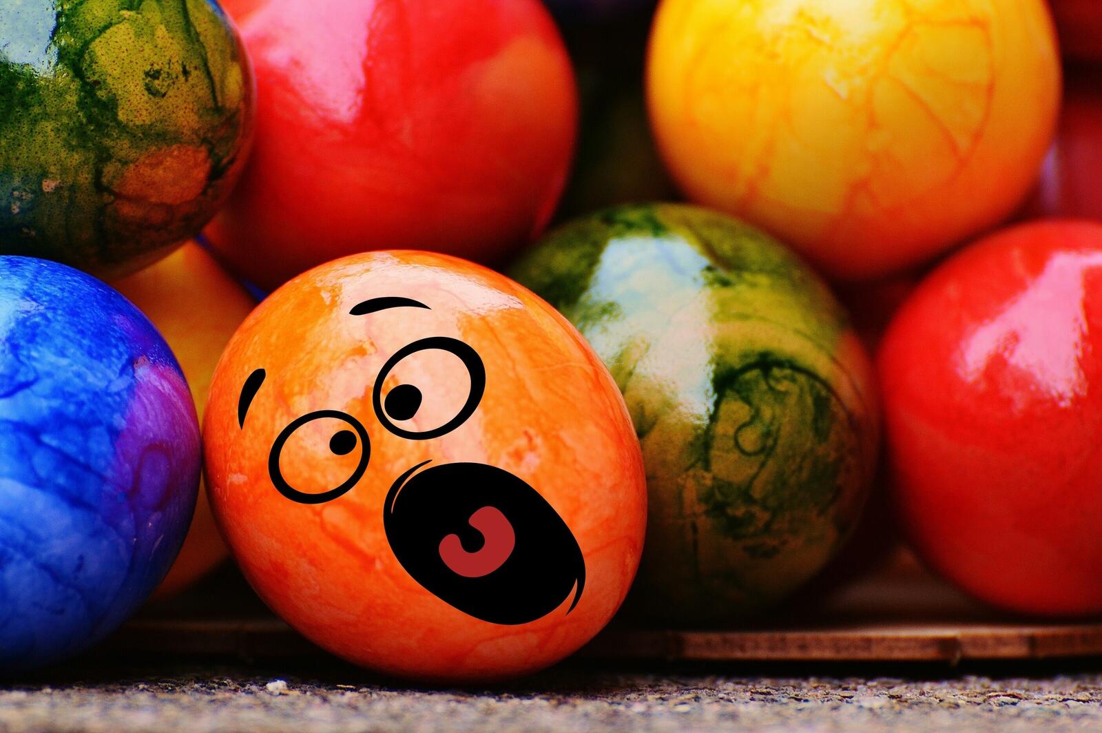 Free photo Easter egg with a screaming smiley face