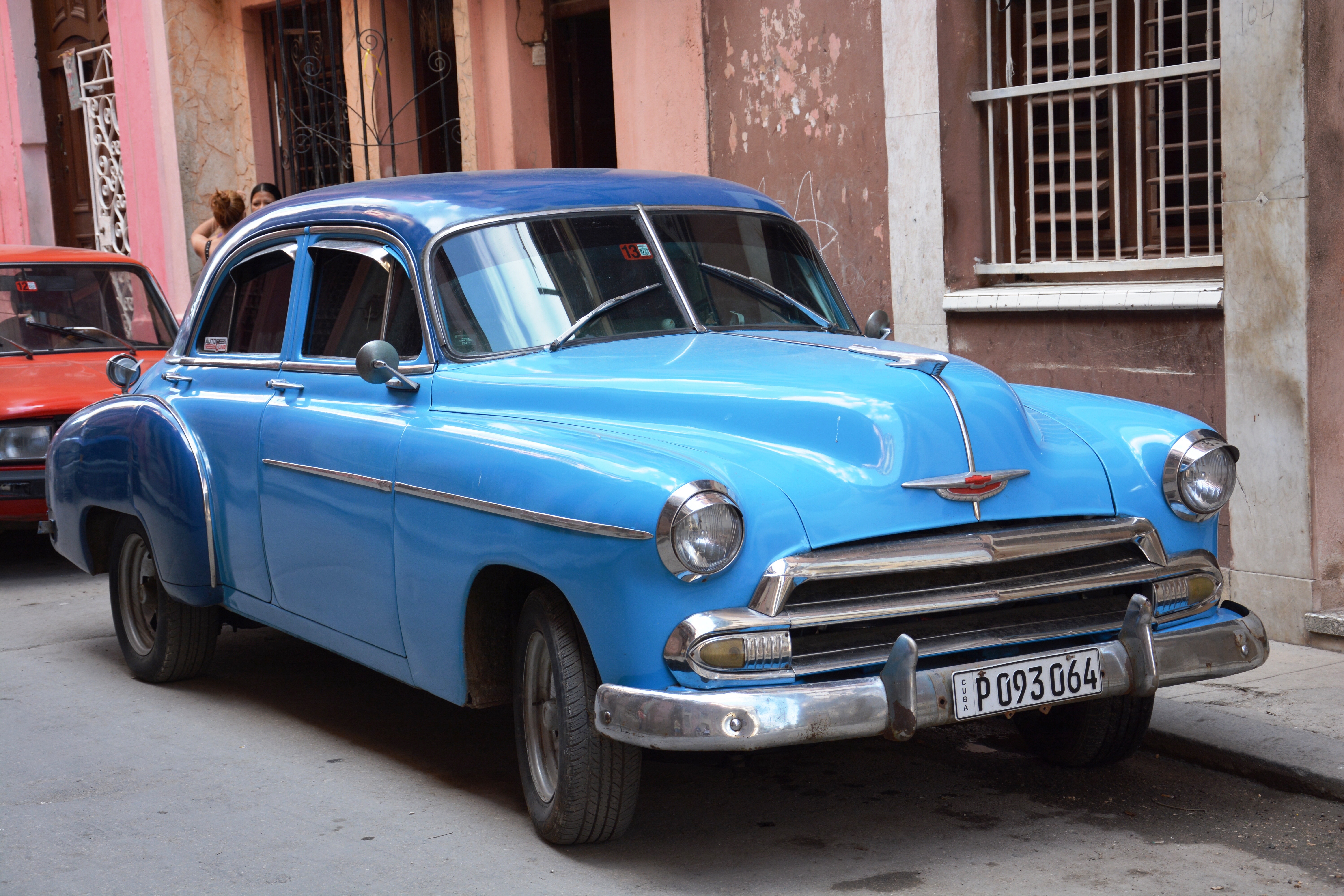 Бесплатное фото Голубой шевроле 1951 года на Кубе