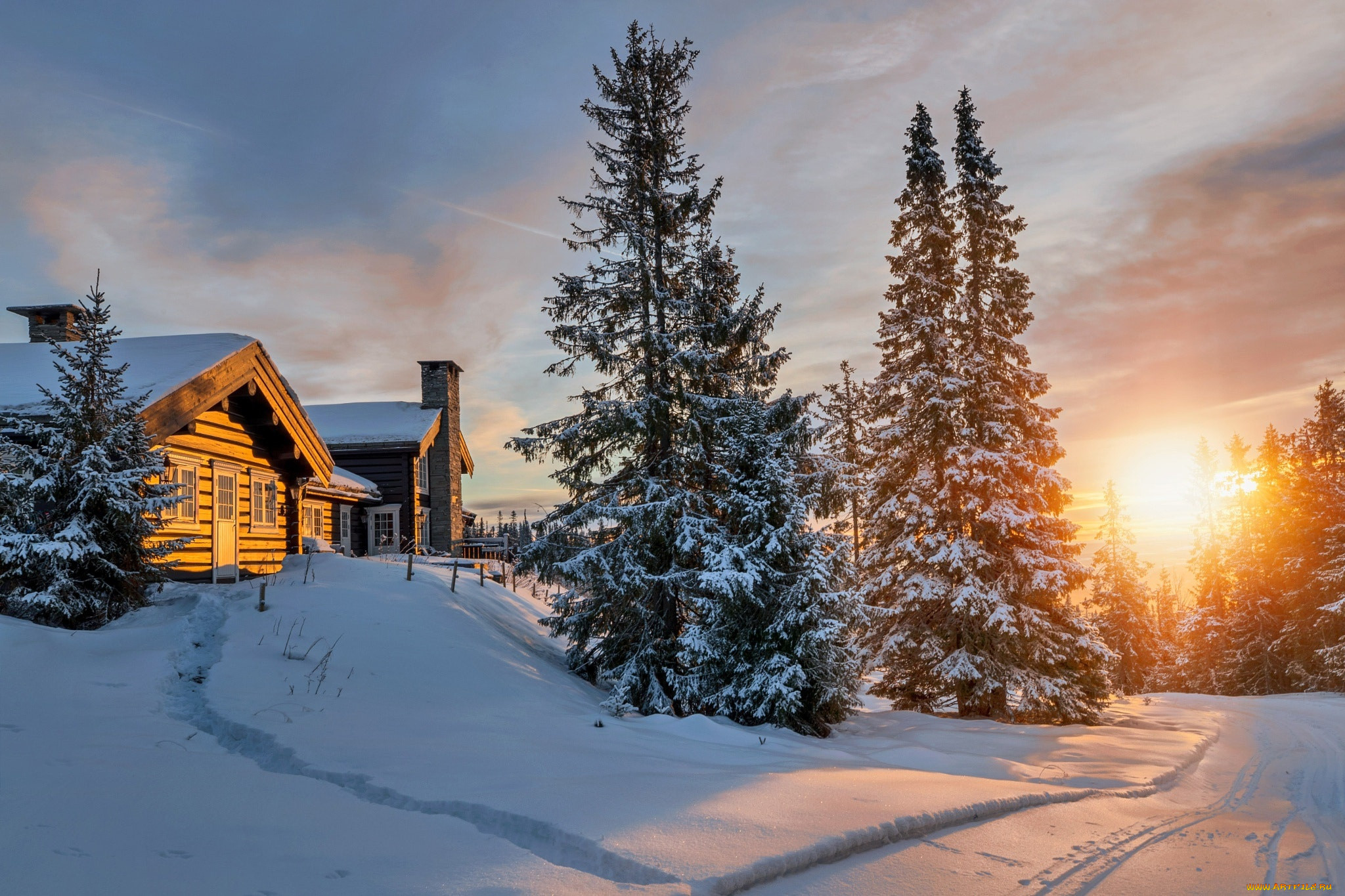 Бесплатное фото Деревянный домик в зимнем лесу на закате