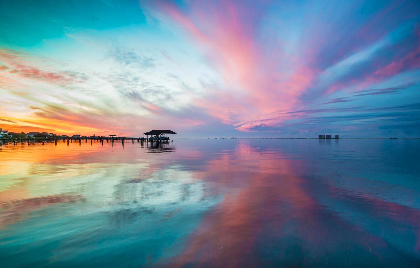 Бесплатное фото Цветной закат на море отражается в воде