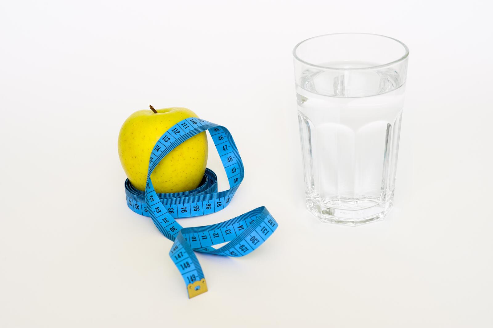 Free photo A glass of water and an apple for those who are losing weight.