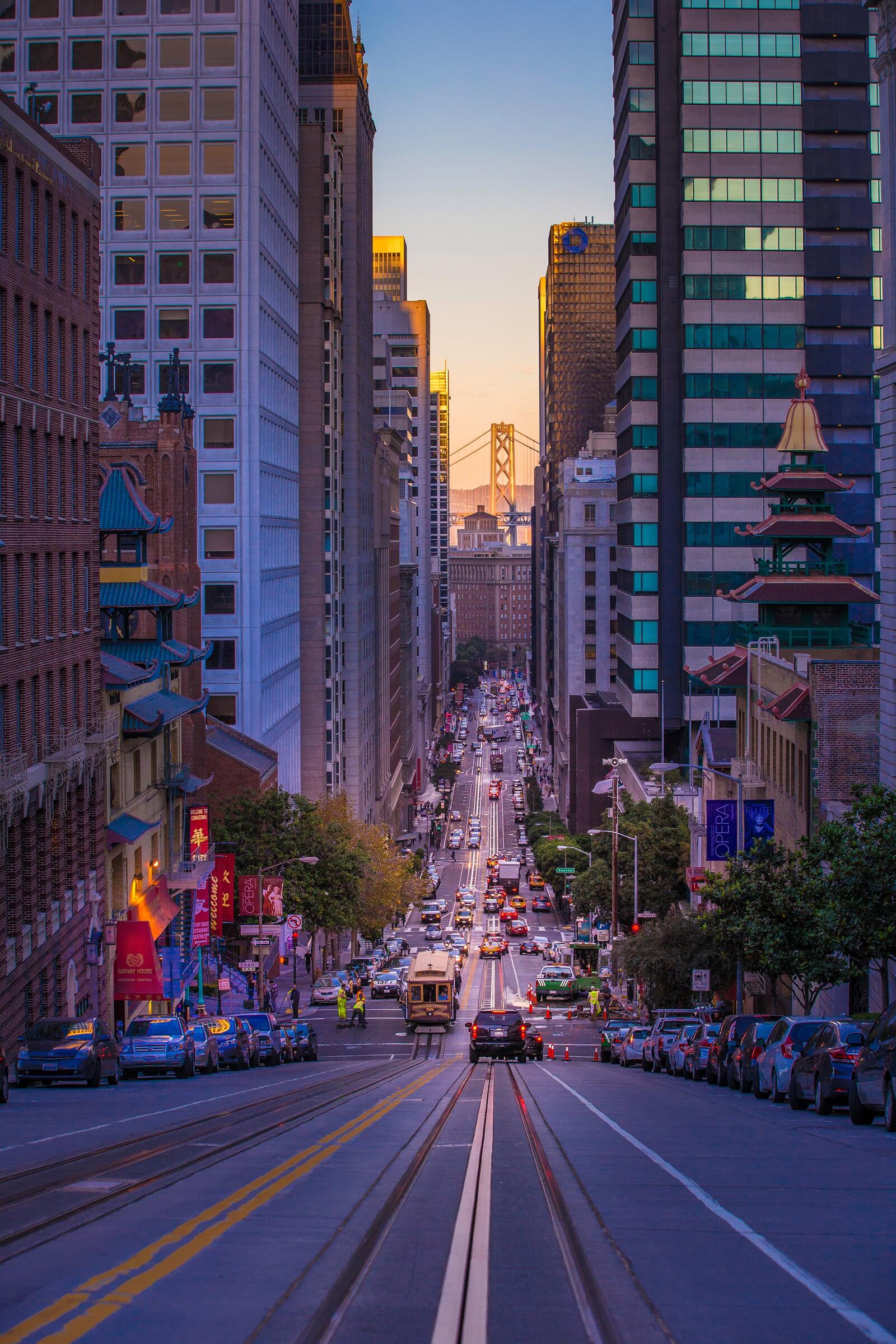 Бесплатное фото Центральная городская улица на закате